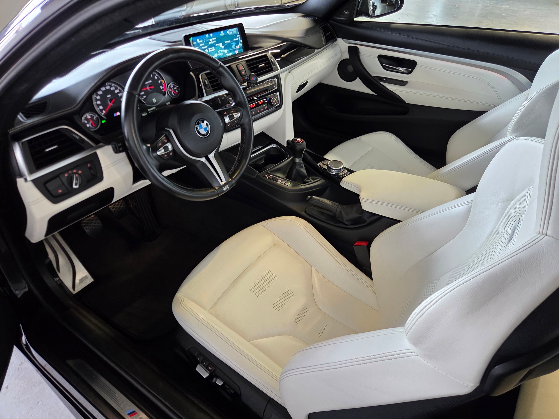 BMW M4 Coupé-showroom-element-3