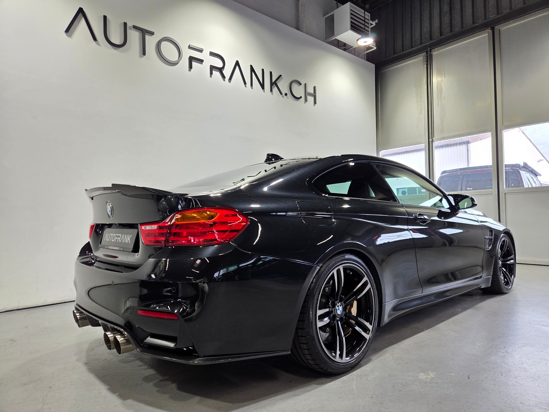 BMW M4 Coupé-showroom-element-2