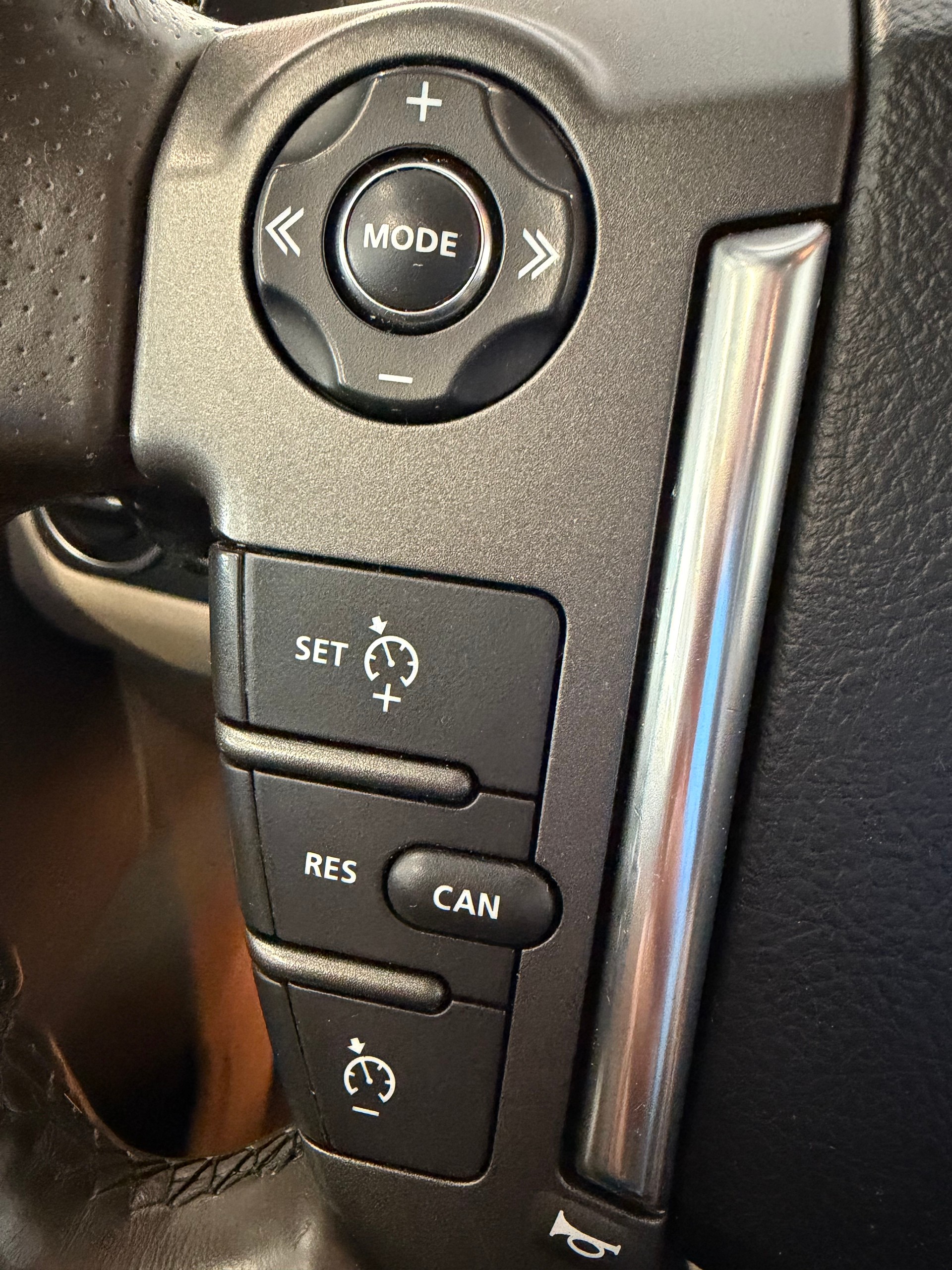 LAND ROVER Discovery 3.0 SDV6 HSE Luxury Automatic-image-23