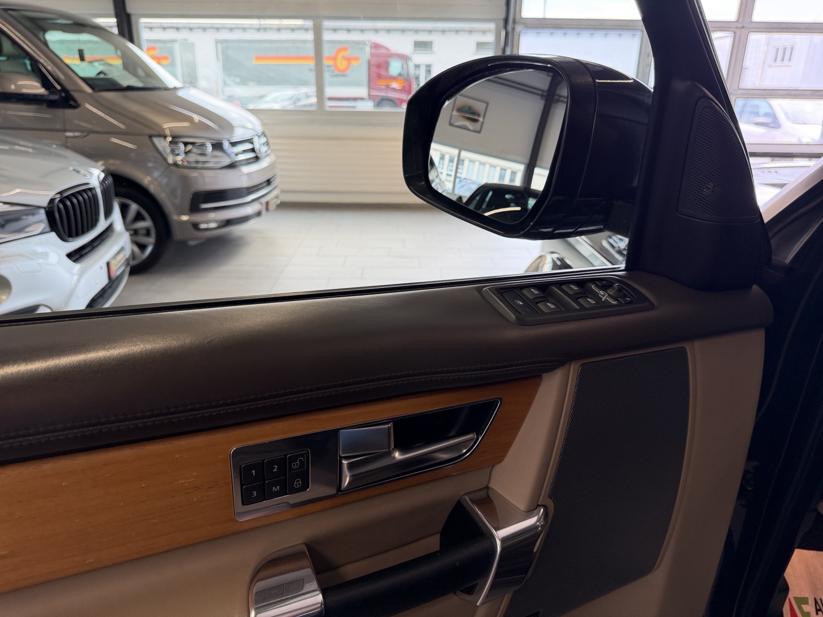LAND ROVER Discovery 3.0 SDV6 HSE Luxury Automatic-image-17