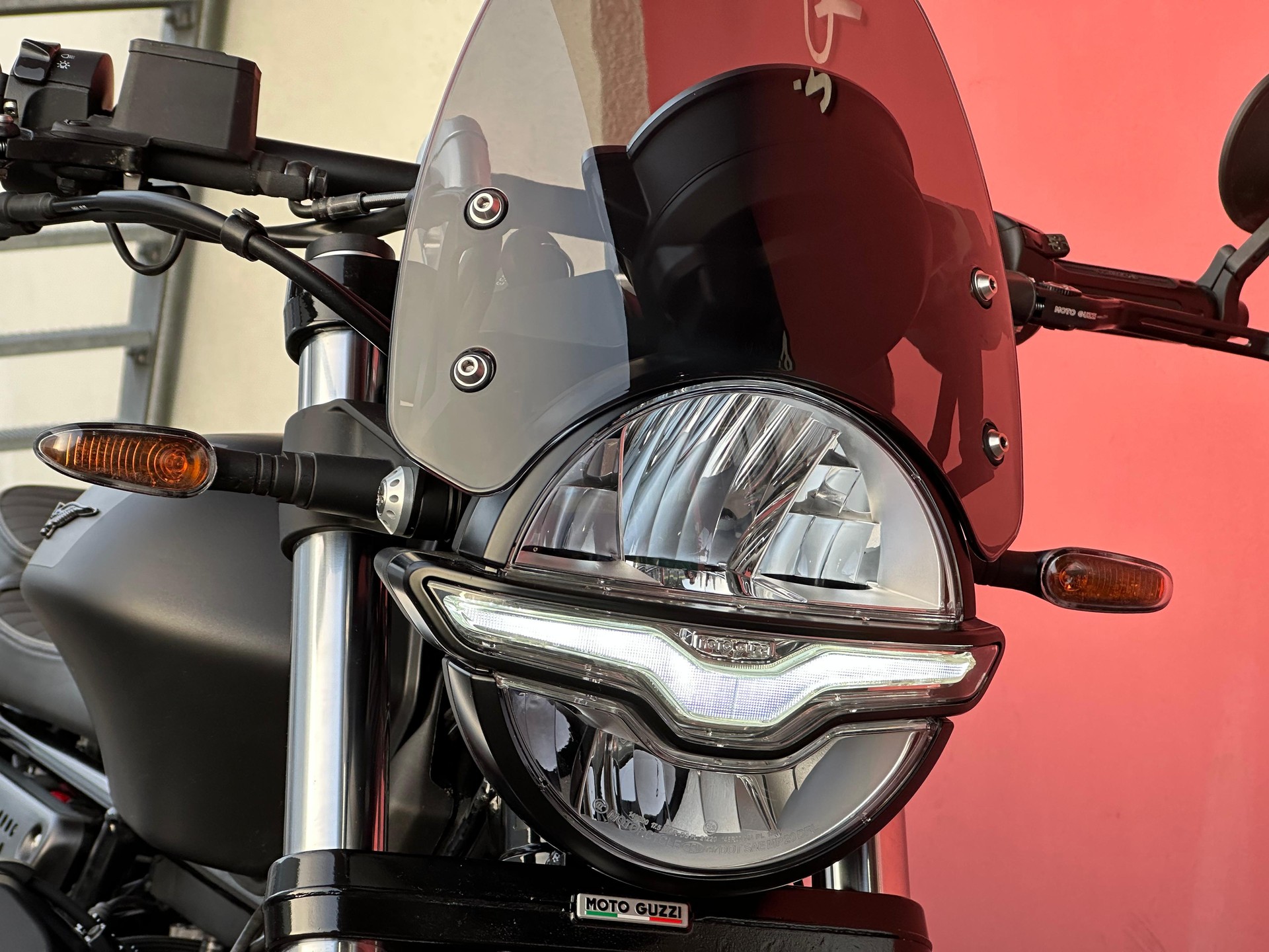 MOTO GUZZI V9 850 Bobber-image-2