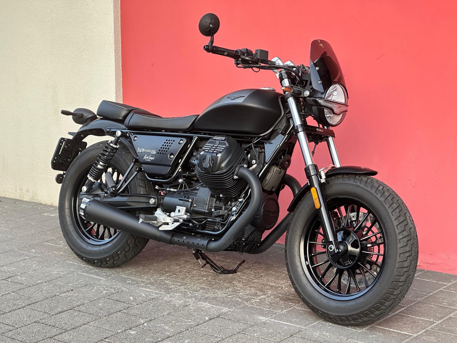MOTO GUZZI V9 850 Bobber-image-1
