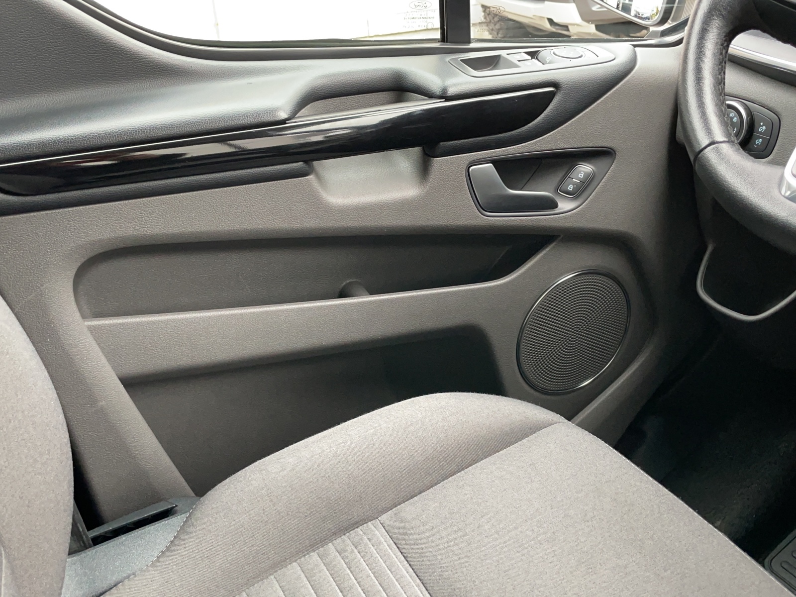 FORD Tourneo C Bus 320 L1 1.0 EcoBoost Titanium PHEV-image-10
