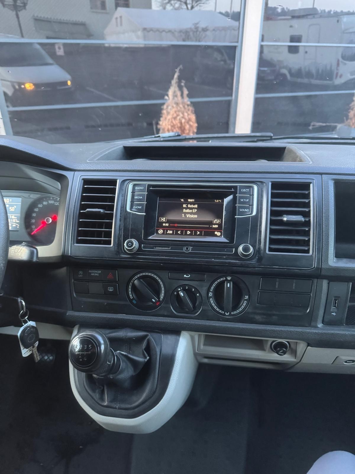 VW T6 2.0 TDI Entry-image-10