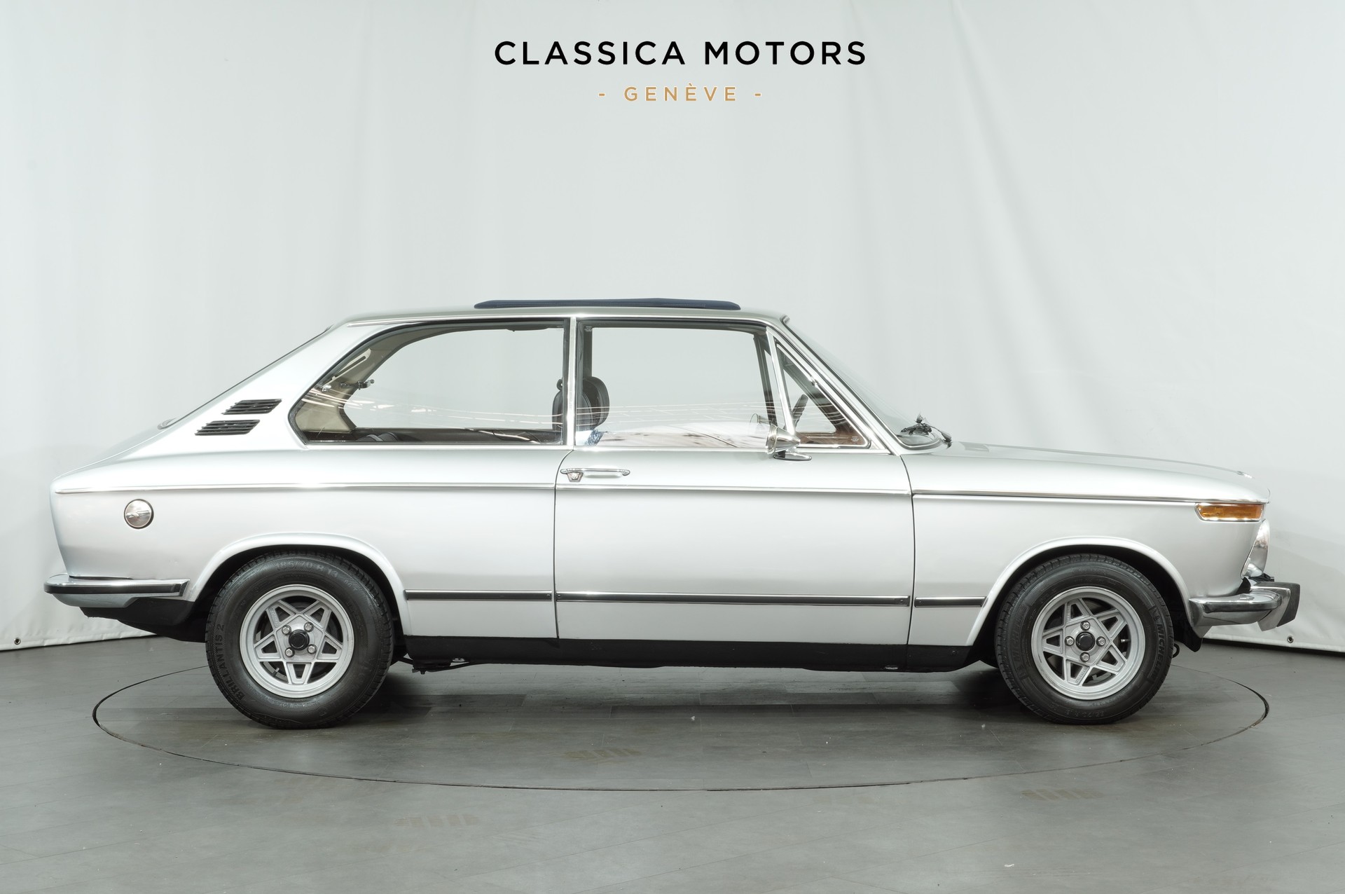 BMW Touring Tii-showroom-element-2
