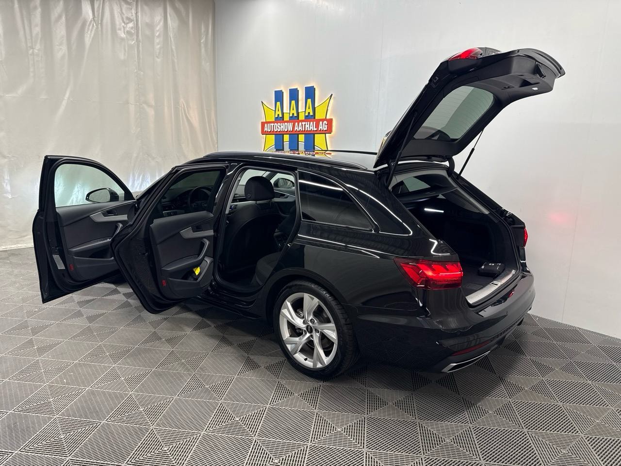 AUDI A4 Avant 40 TDI S line S-tronic-image-13