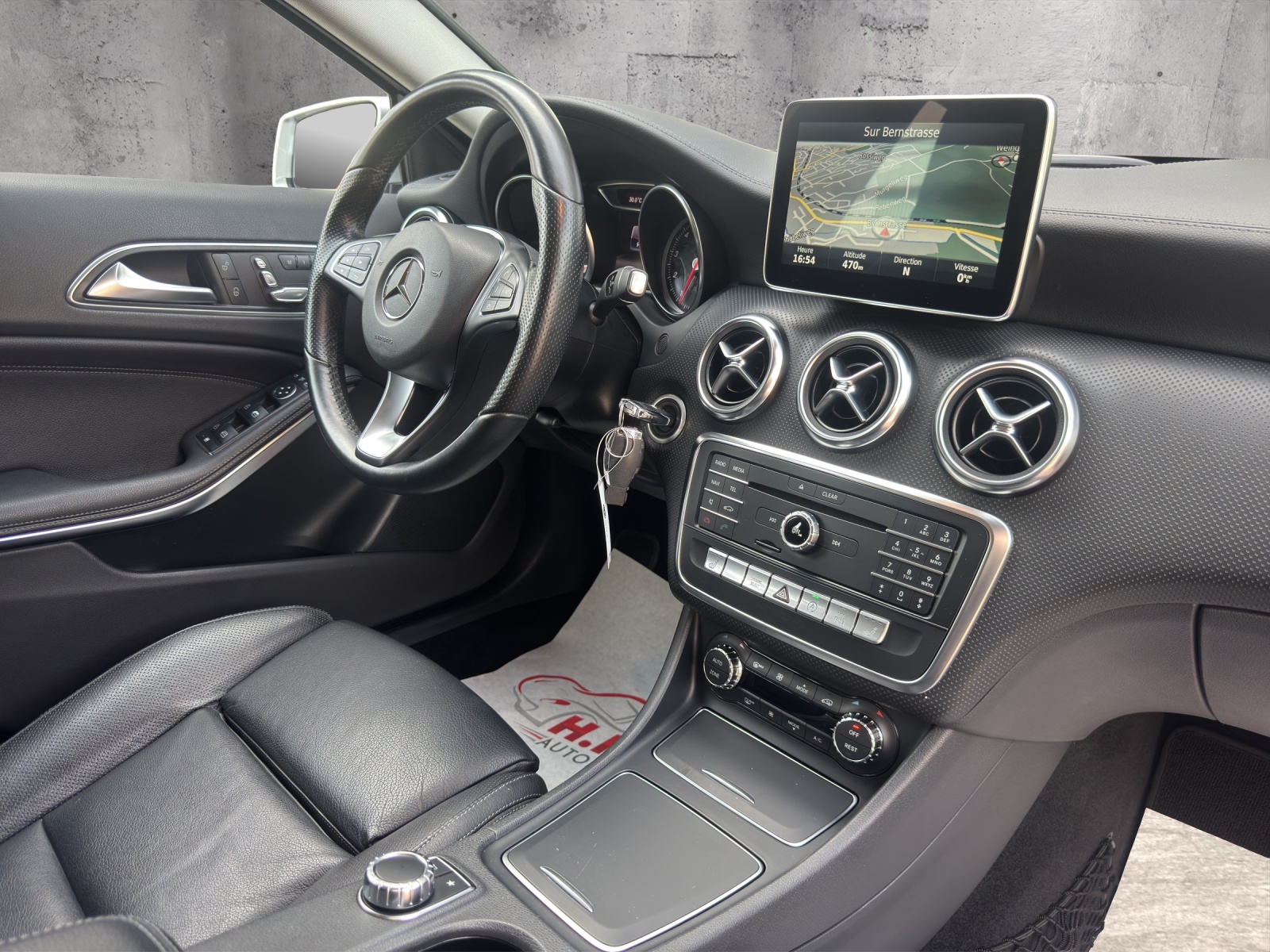 MERCEDES-BENZ A 200 Urban 7G-DCT-image-12
