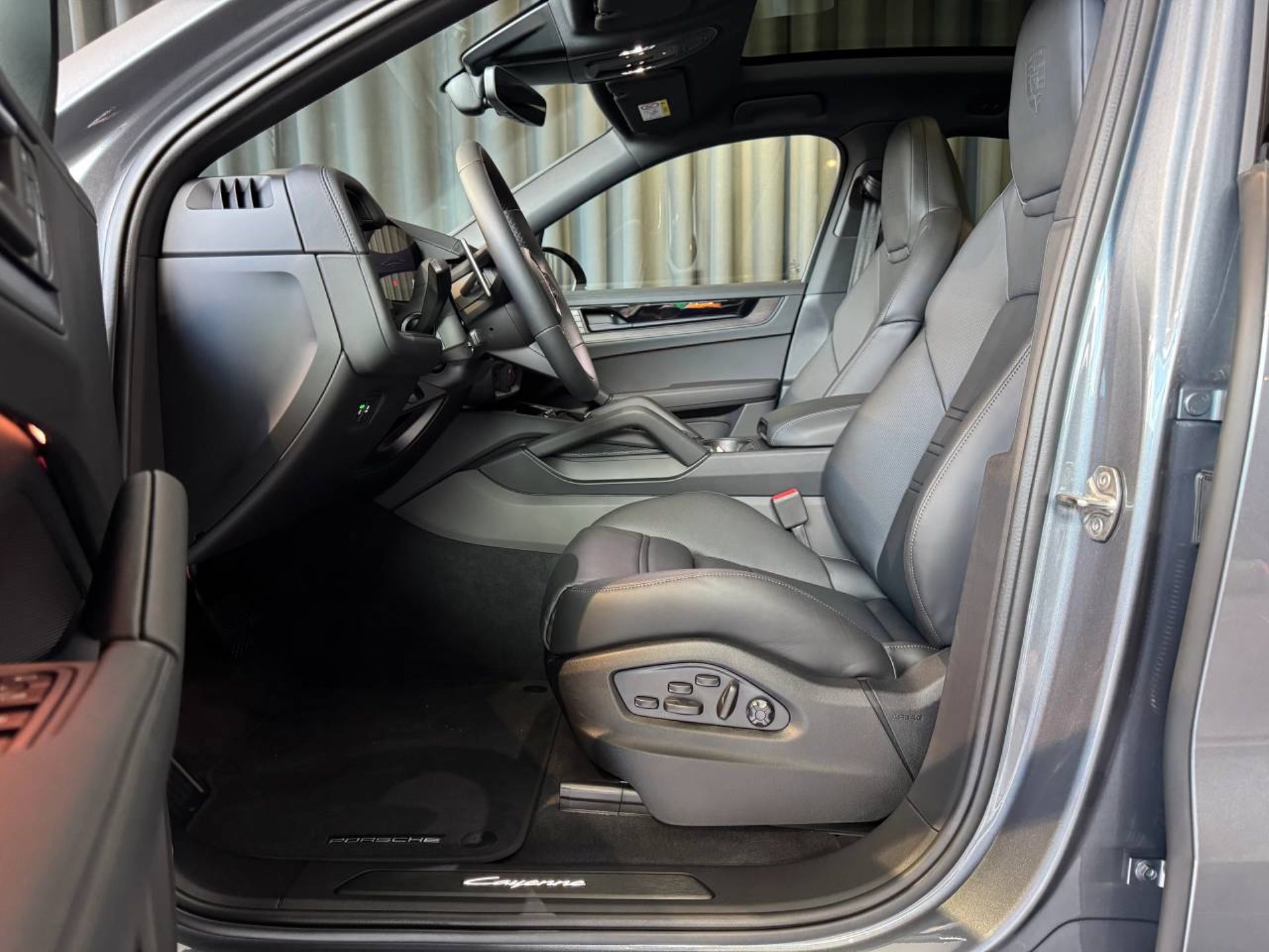 PORSCHE Cayenne E-Hybrid Coupé Black Edition-image-4