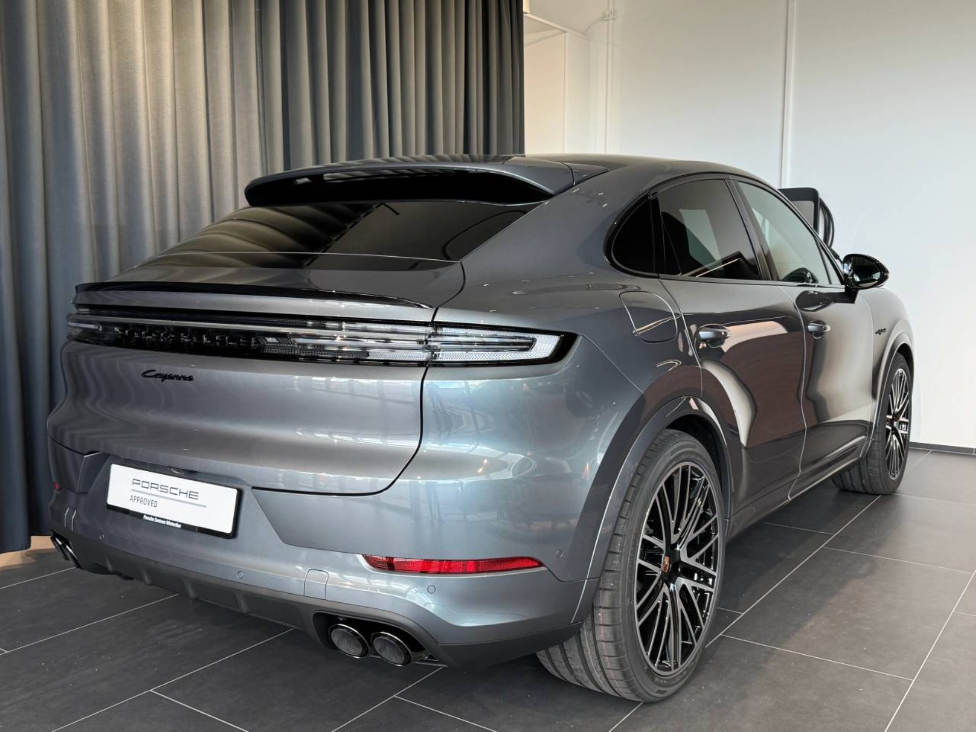 PORSCHE Cayenne E-Hybrid Coupé Black Edition-image-6