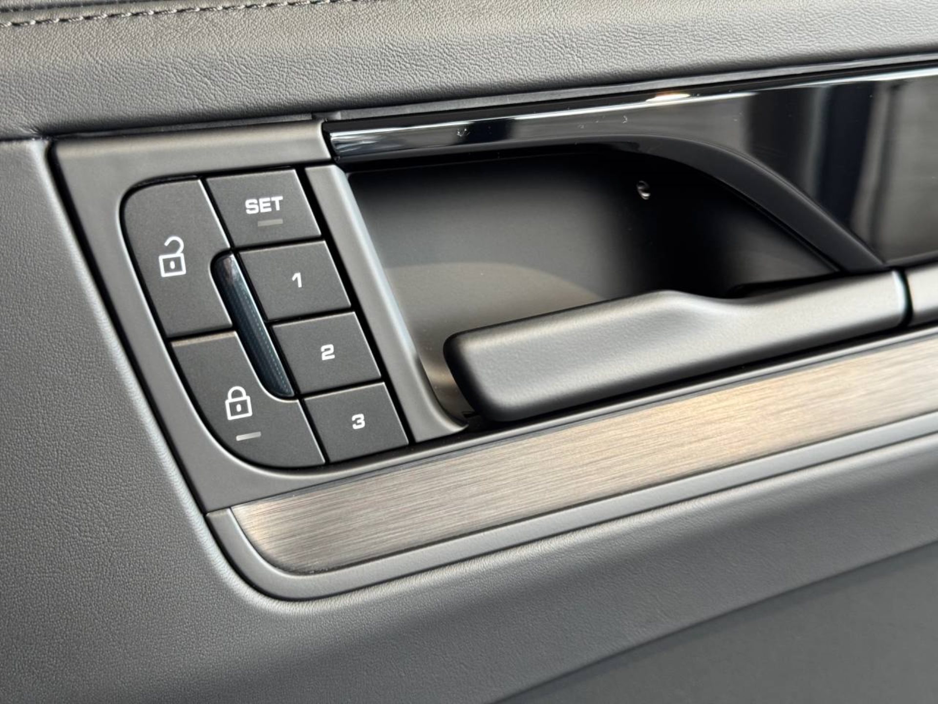 PORSCHE Cayenne E-Hybrid Coupé Black Edition-image-23