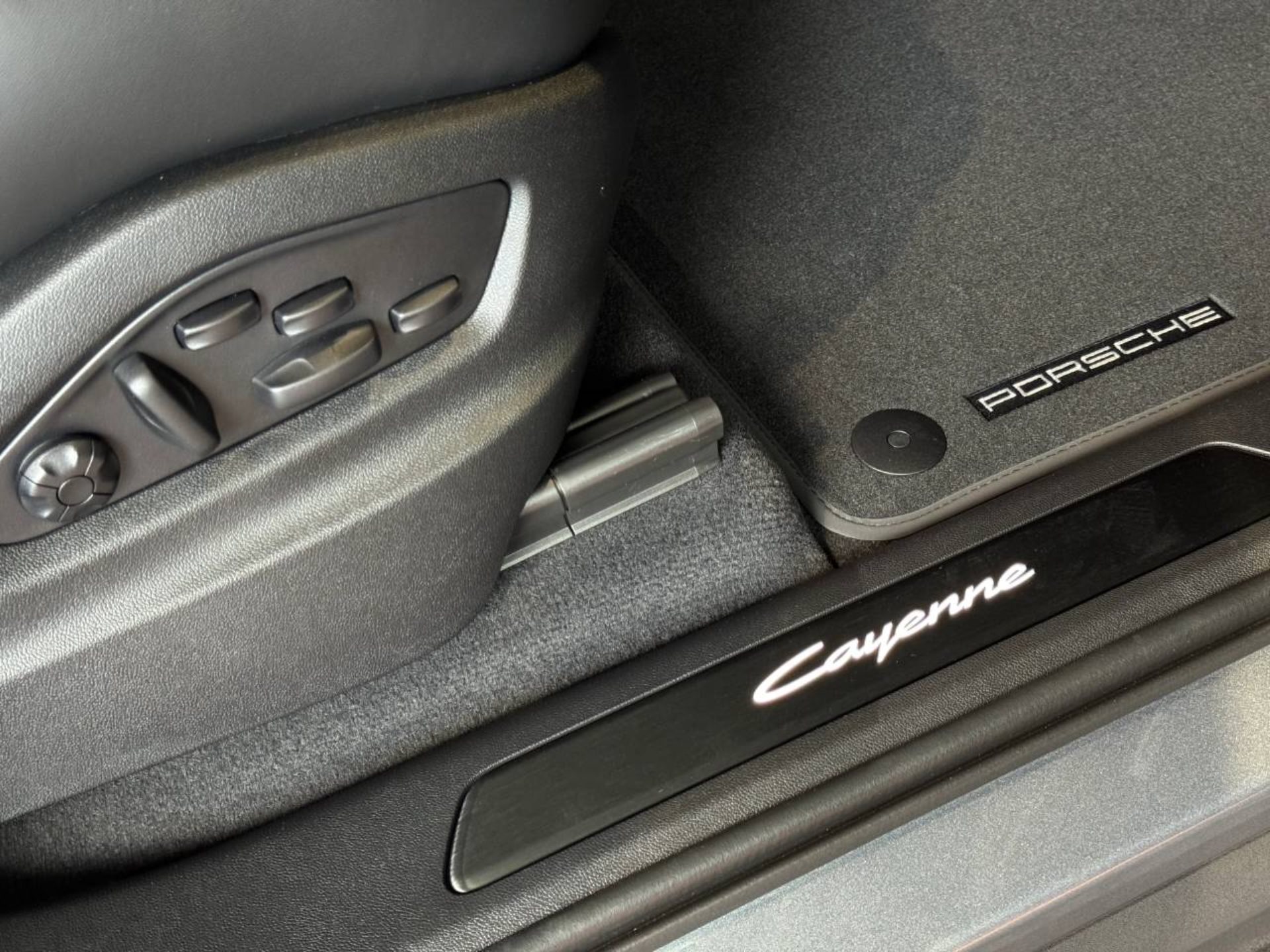 PORSCHE Cayenne E-Hybrid Coupé Black Edition-image-21
