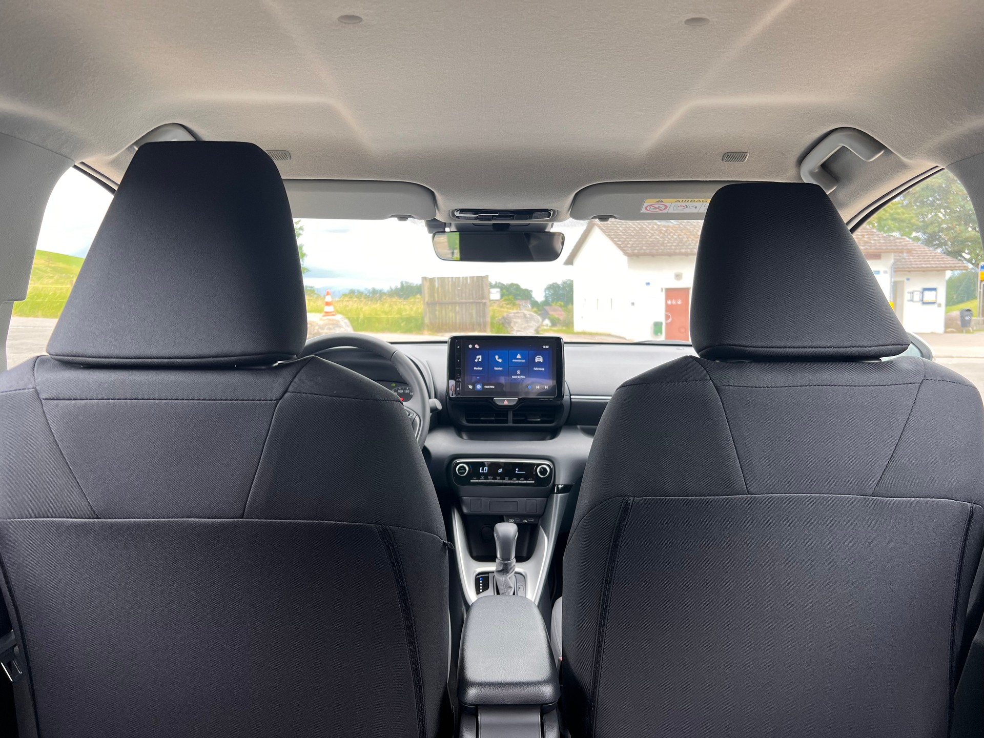 TOYOTA Yaris 1.5 Comfort e-CVT-image-9