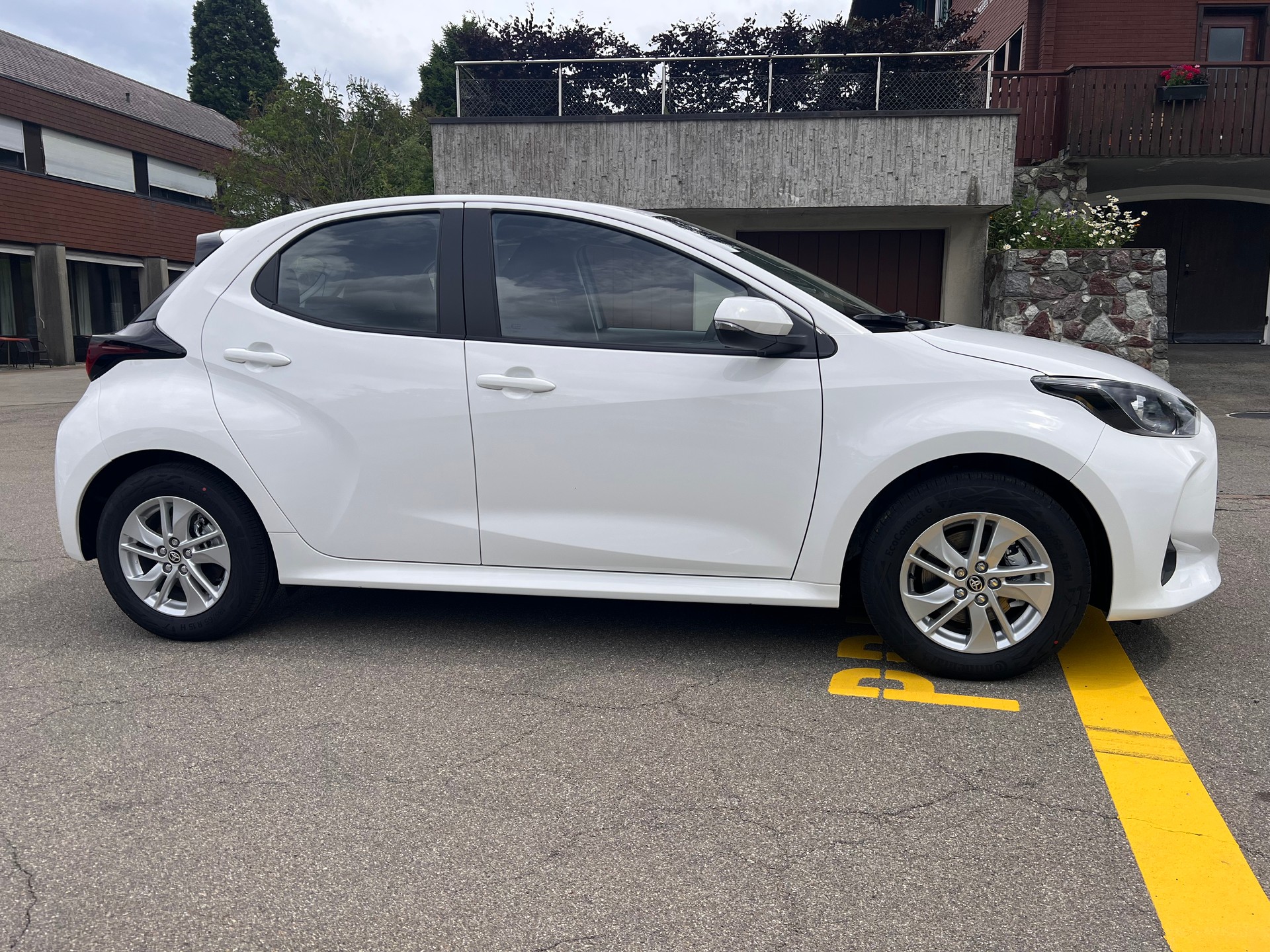TOYOTA Yaris 1.5 Comfort e-CVT-image-3