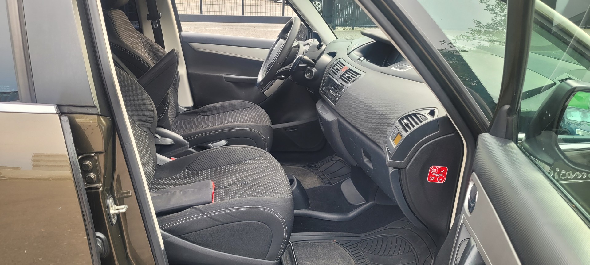 CITROEN Grand C4 Picasso 1.6 HDI 16V Swiss Style EGS6-image-9
