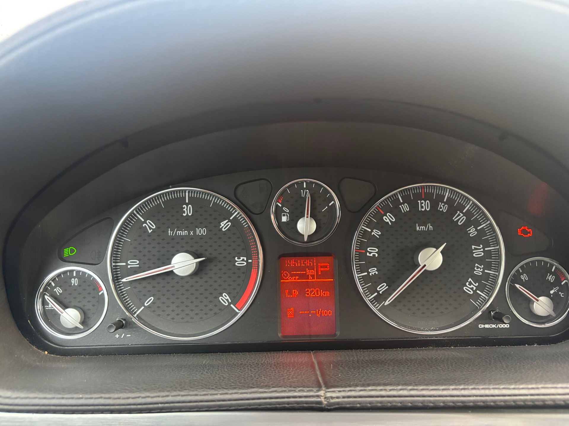 PEUGEOT 407 Coupé 2.7 HDI Pack Automatic-image-7