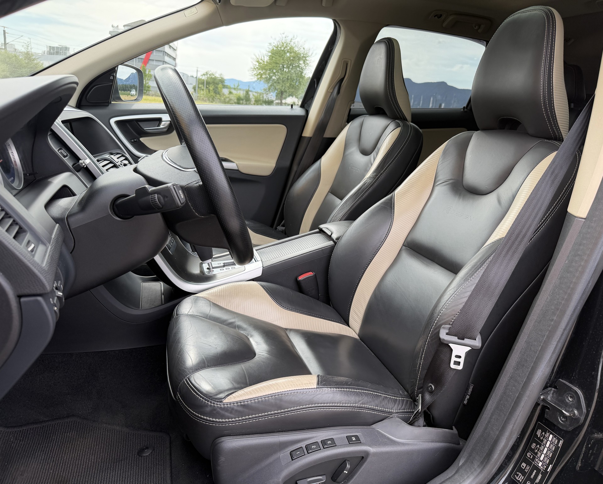 VOLVO XC60 T6 AWD R-Design Geartronic-image-18