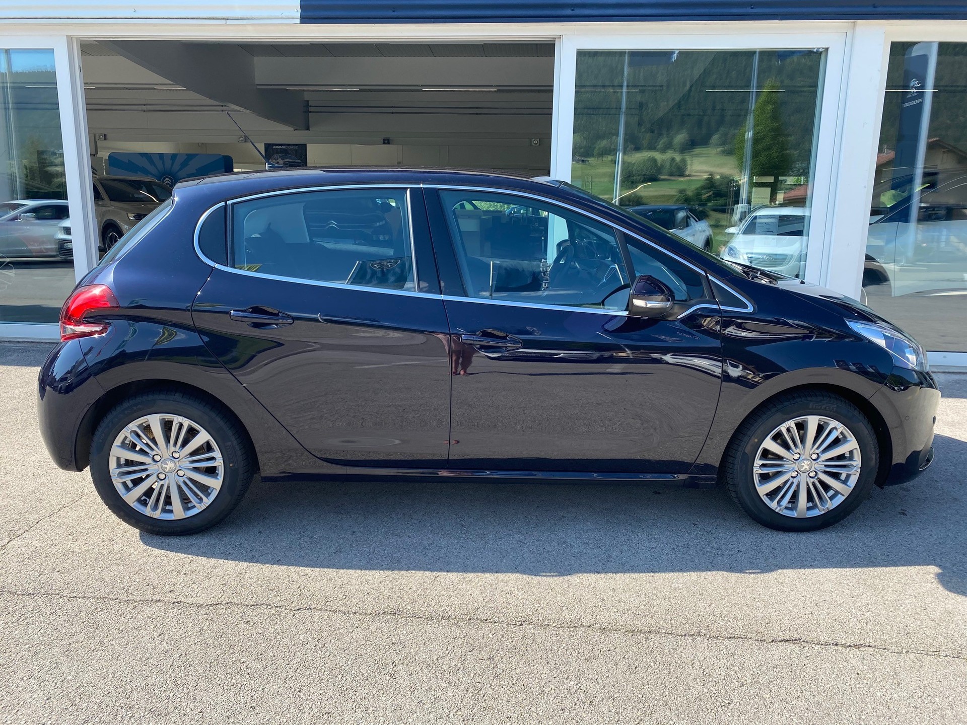 PEUGEOT 208 1.2 Allure-showroom-element-2