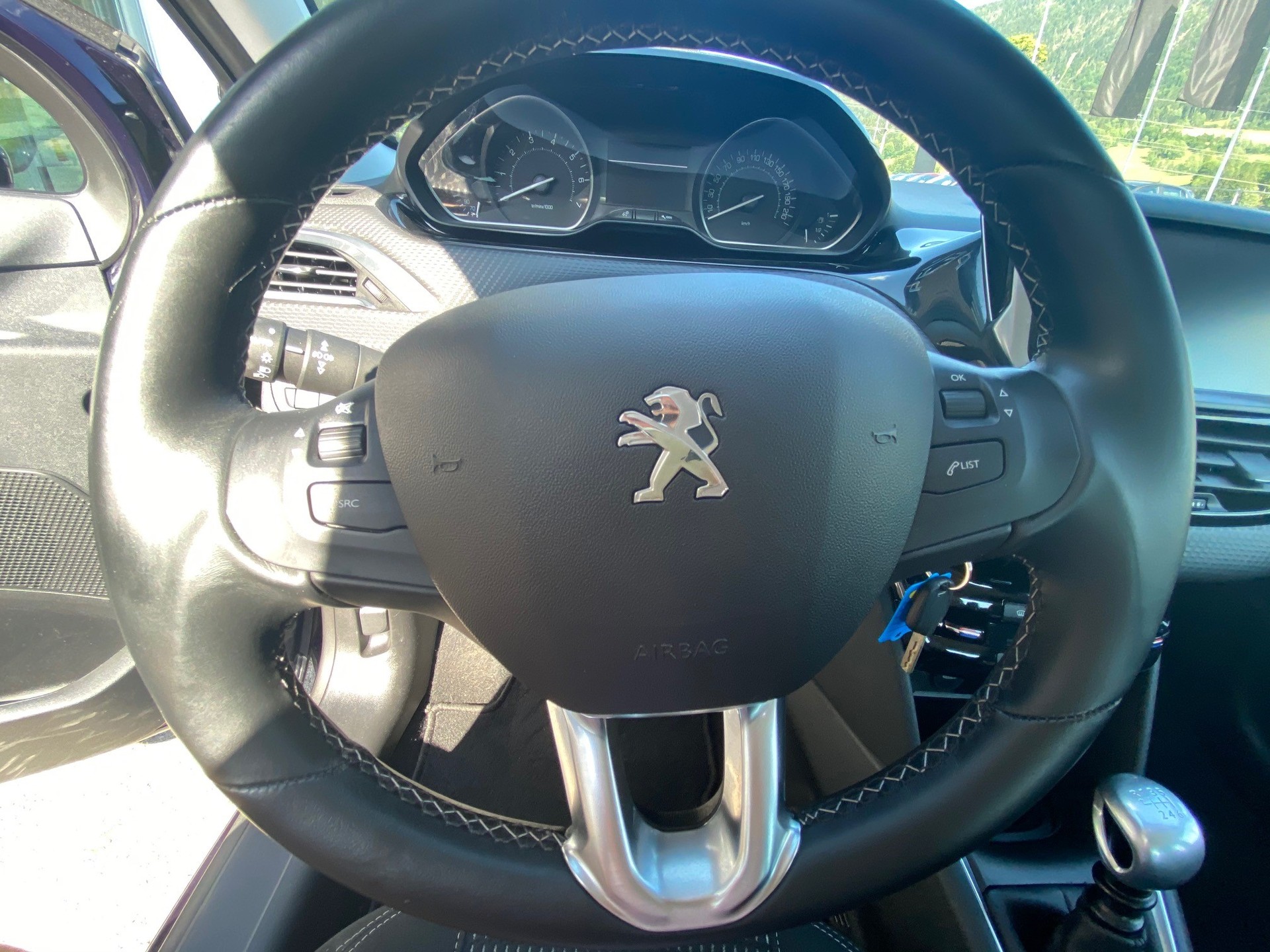 PEUGEOT 208 1.2 Allure-image-10
