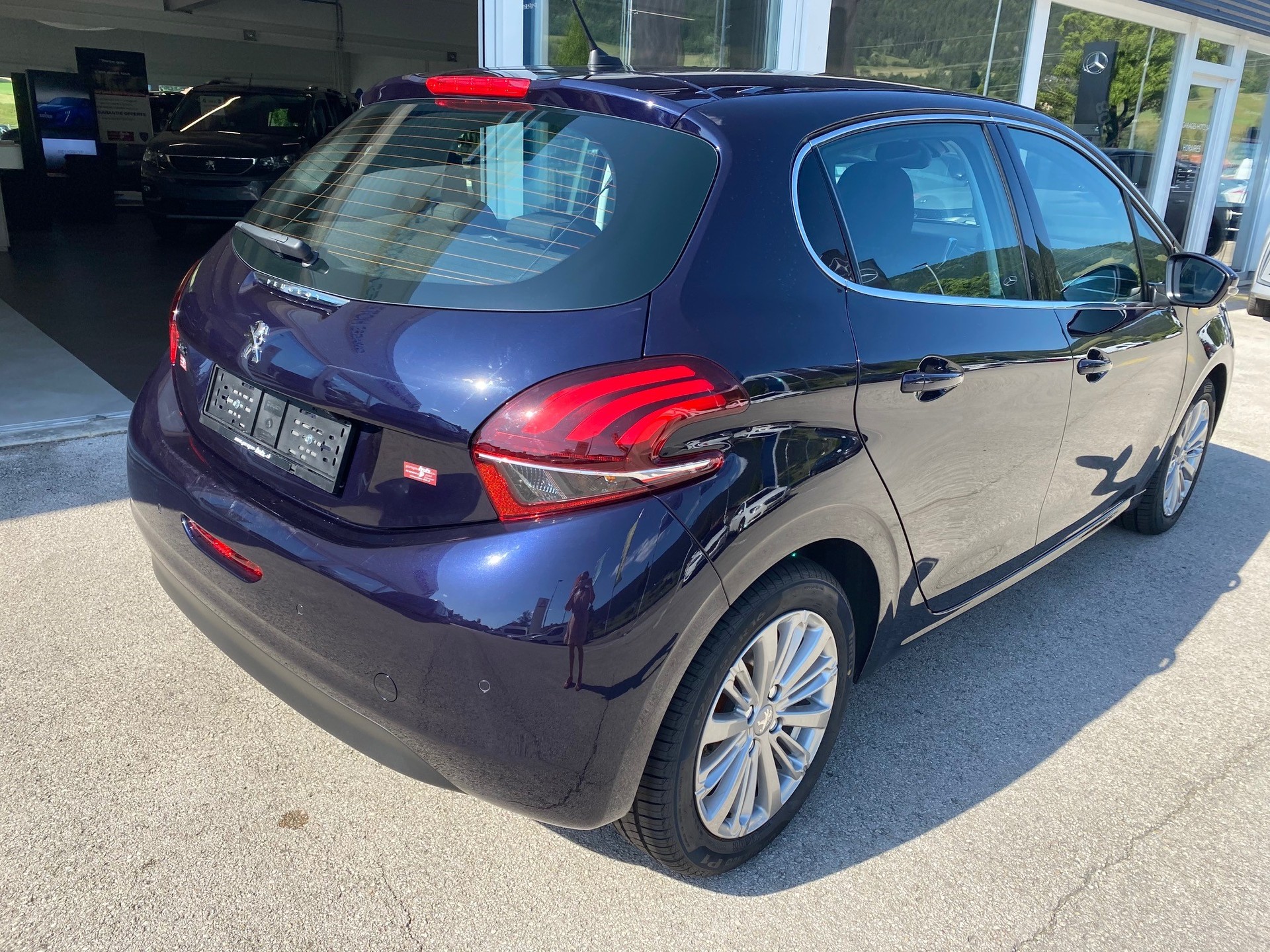 PEUGEOT 208 1.2 Allure-showroom-element-1