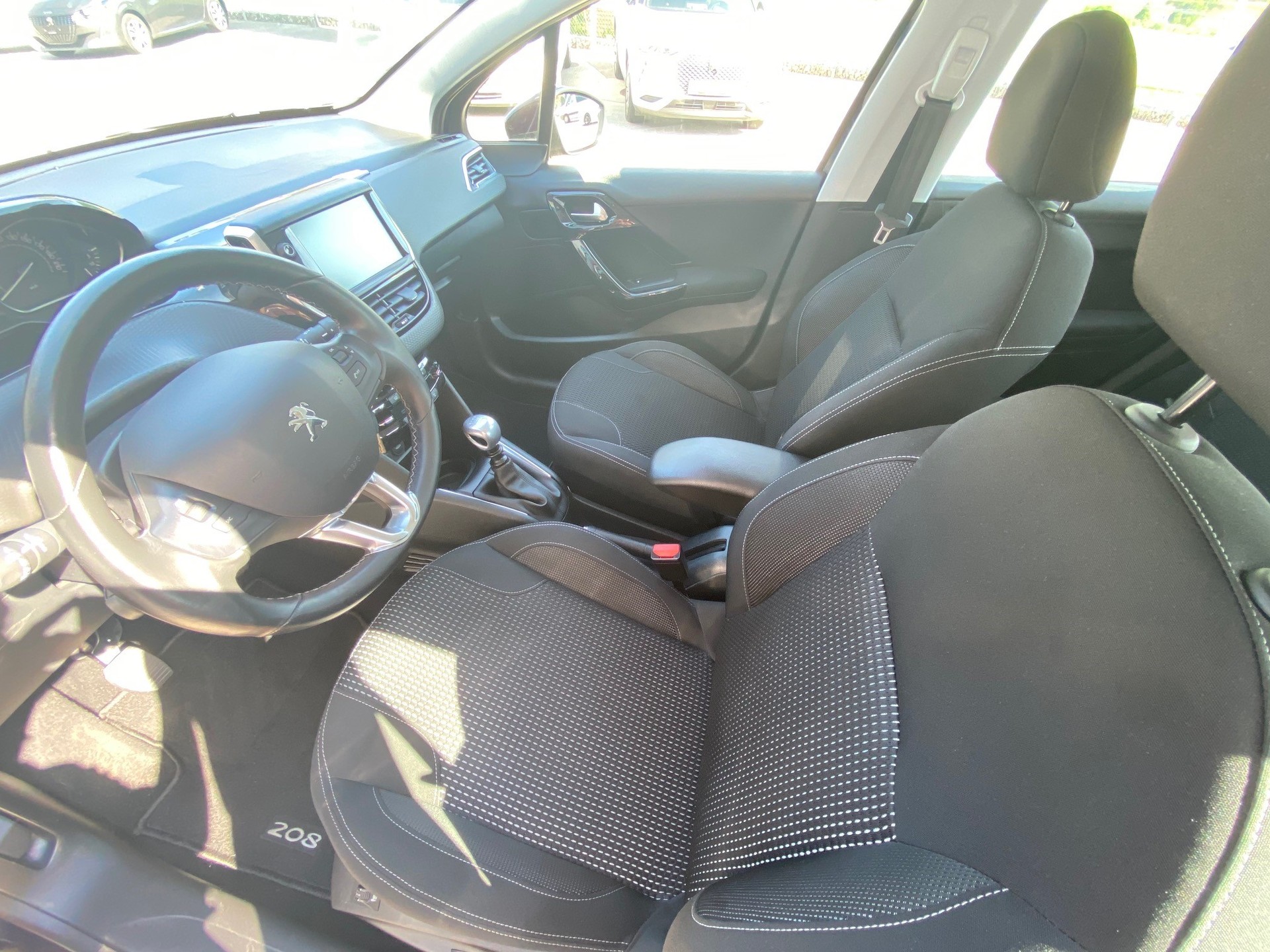 PEUGEOT 208 1.2 Allure-image-4