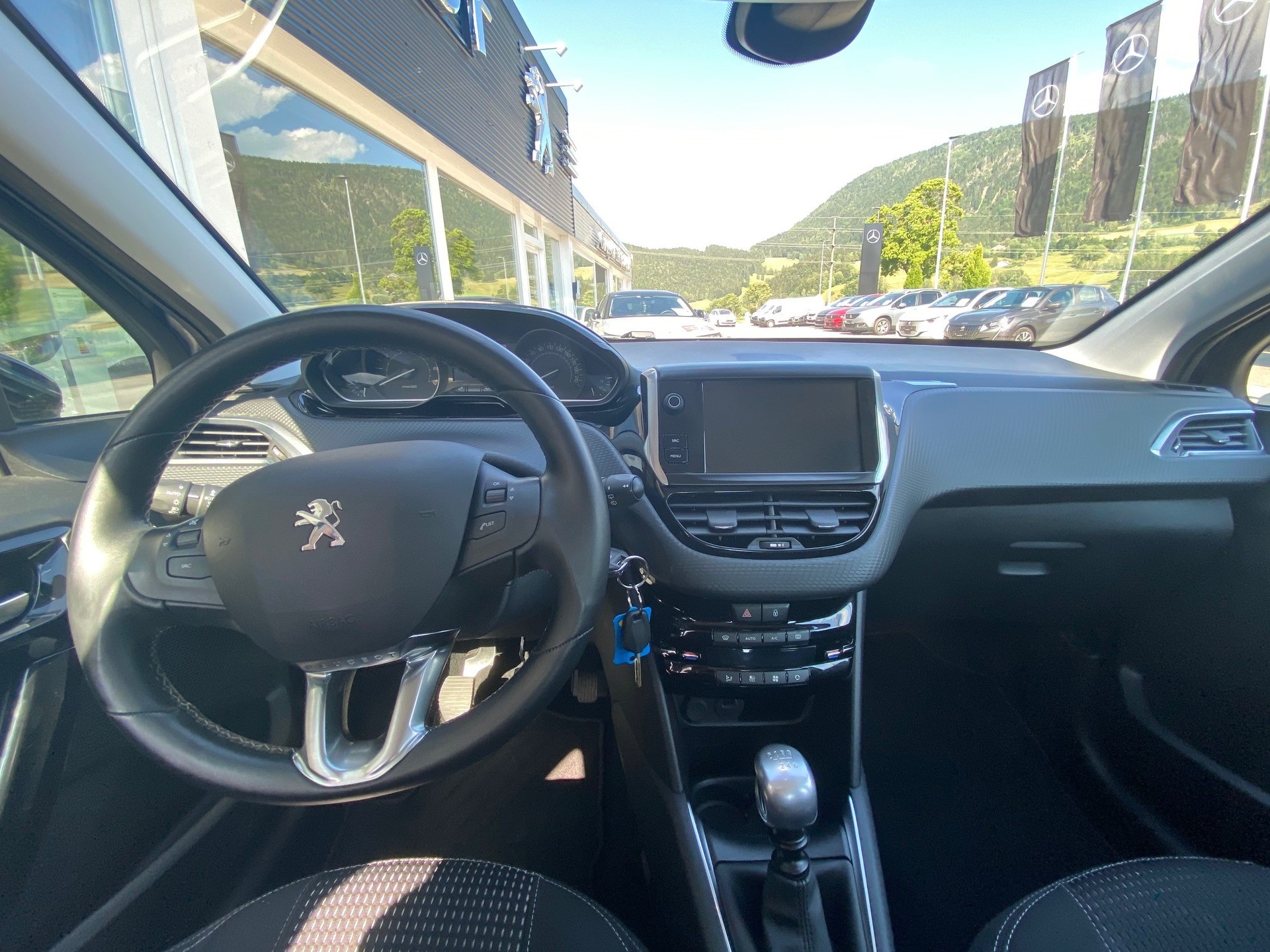 PEUGEOT 208 1.2 Allure-image-6
