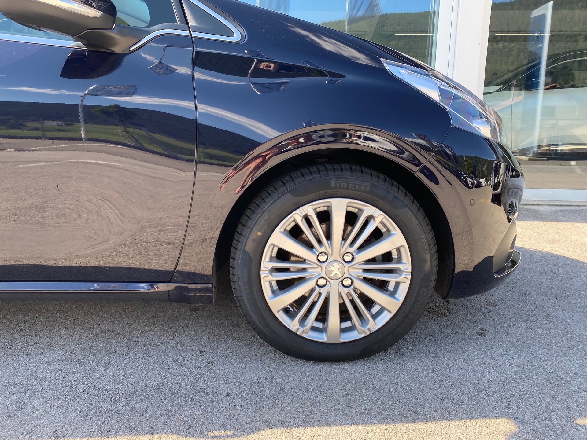 PEUGEOT 208 1.2 Allure-showroom-element-3