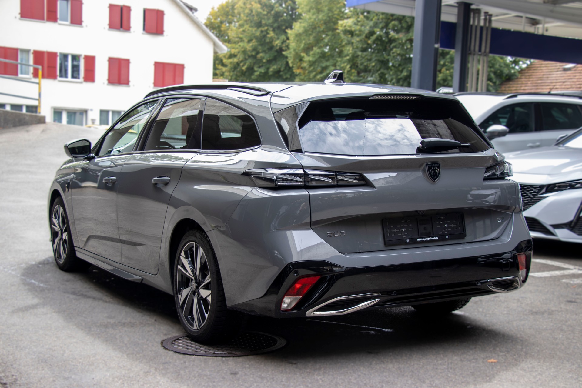 PEUGEOT 308 SW 1.2 HEV 136 GT-showroom-element-1