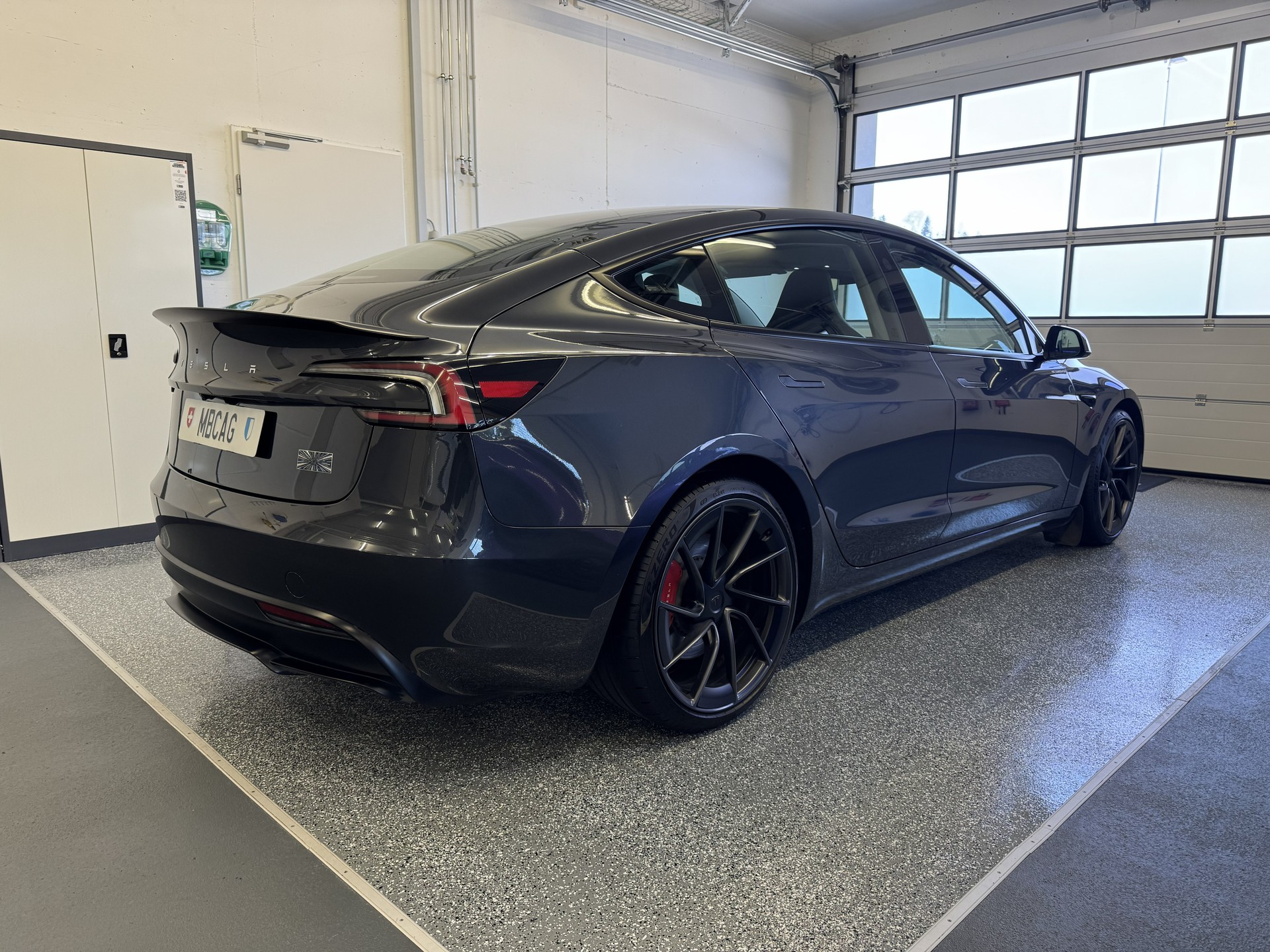 TESLA Model 3 Dual Motor Performance AWD CH Fahrzeug-image-5