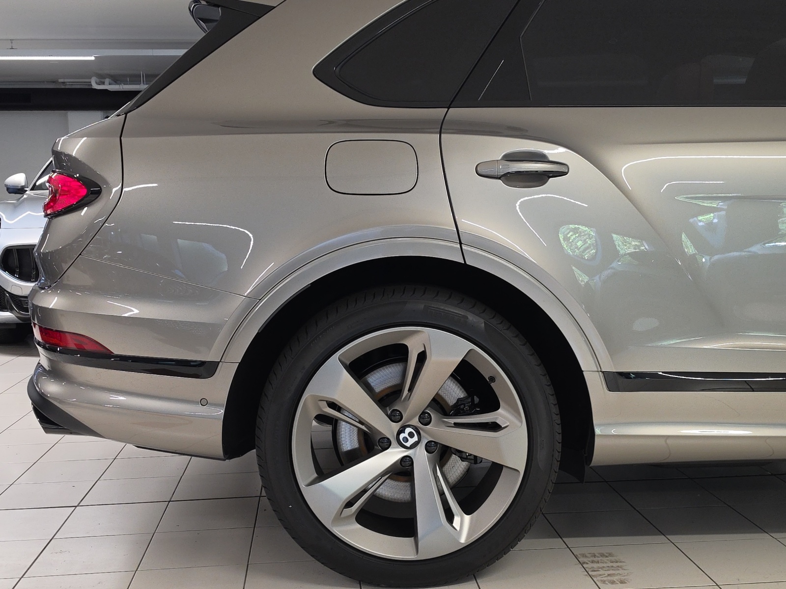 BENTLEY Bentayga Azure-image-8