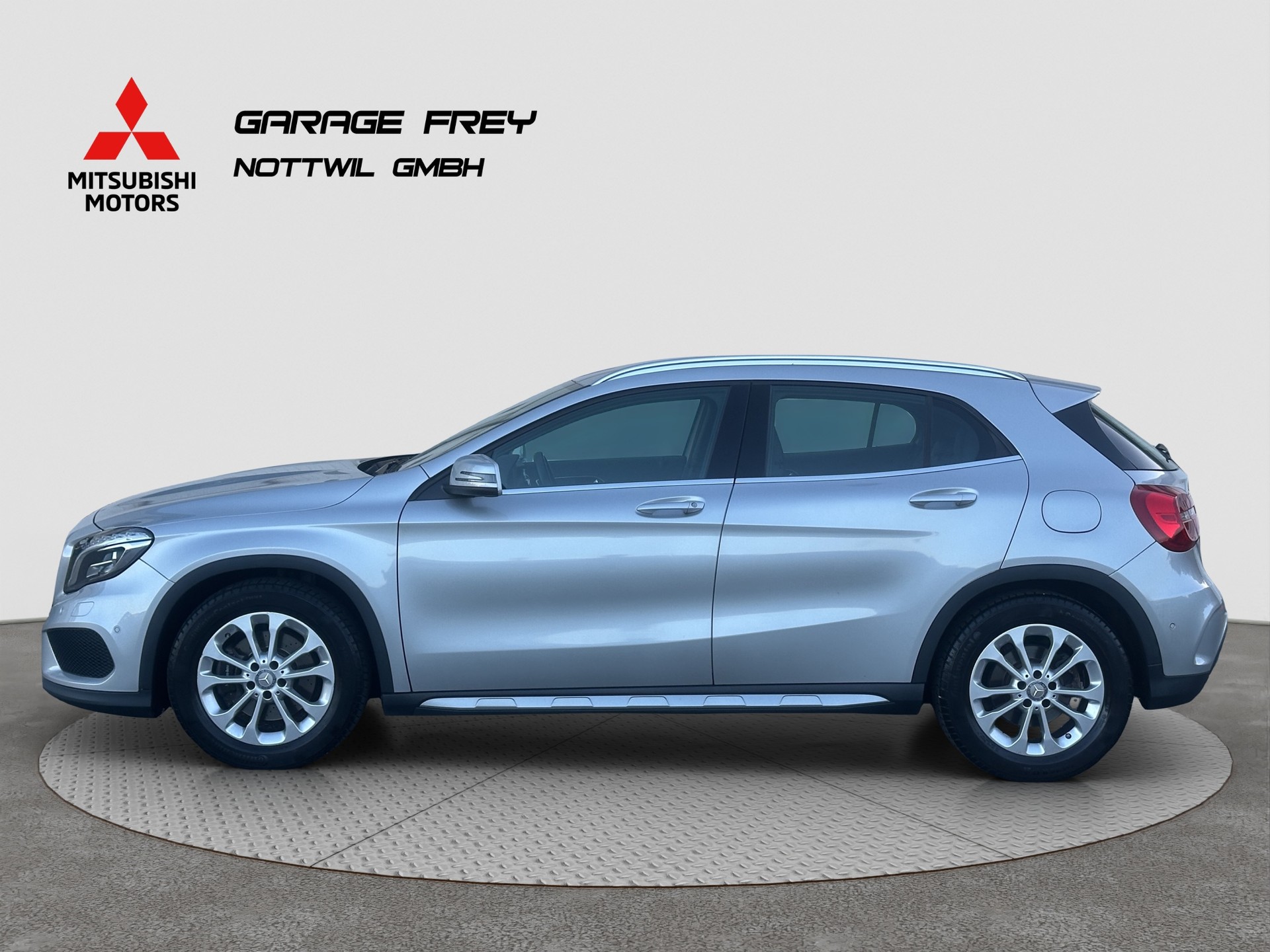 MERCEDES-BENZ GLA 220 d AMG Line 4Matic 7G-DCT-showroom-element-3