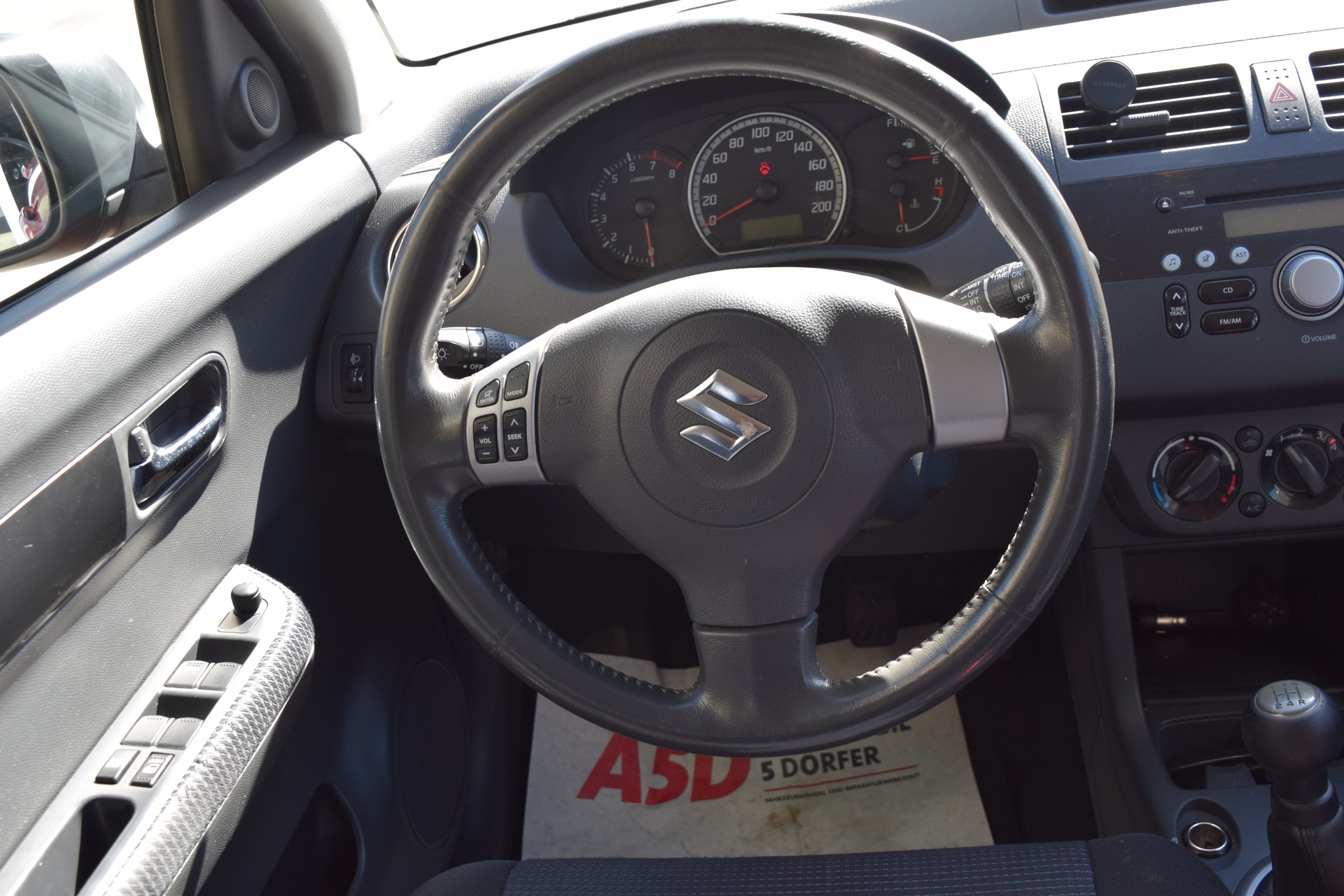 SUZUKI Swift 1.3i 16V GL Top 4x4-image-13