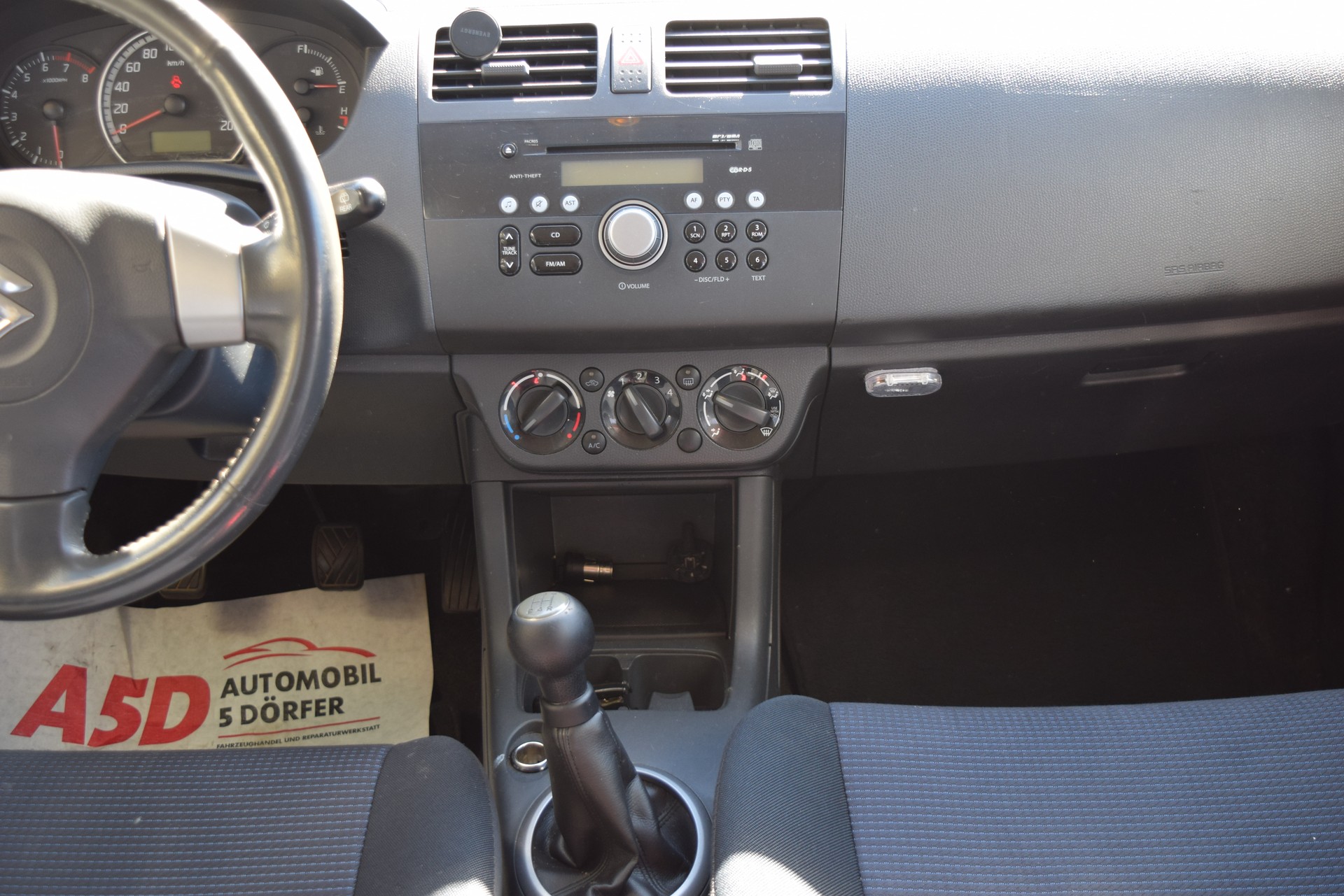 SUZUKI Swift 1.3i 16V GL Top 4x4-image-12