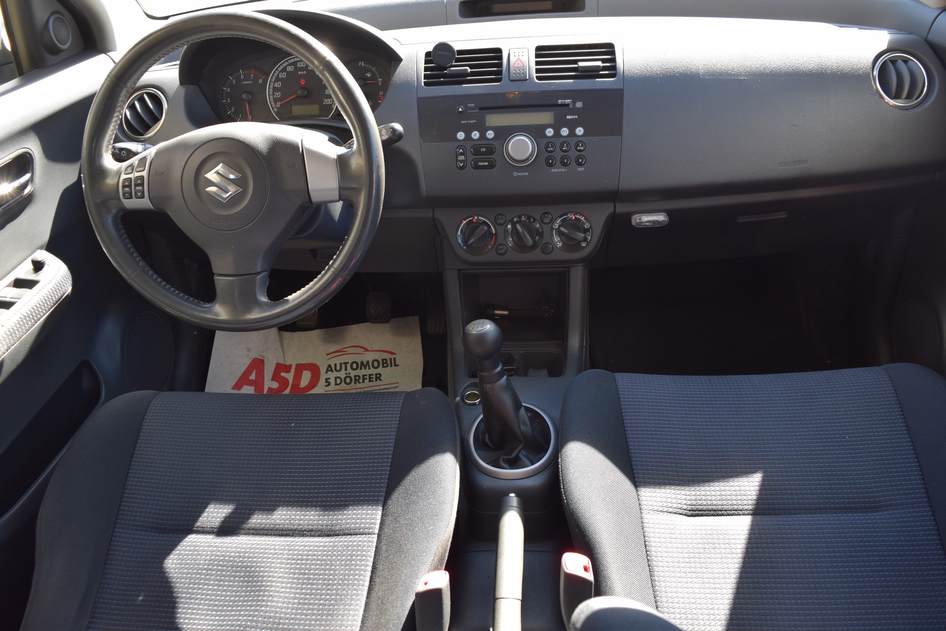 SUZUKI Swift 1.3i 16V GL Top 4x4-image-11