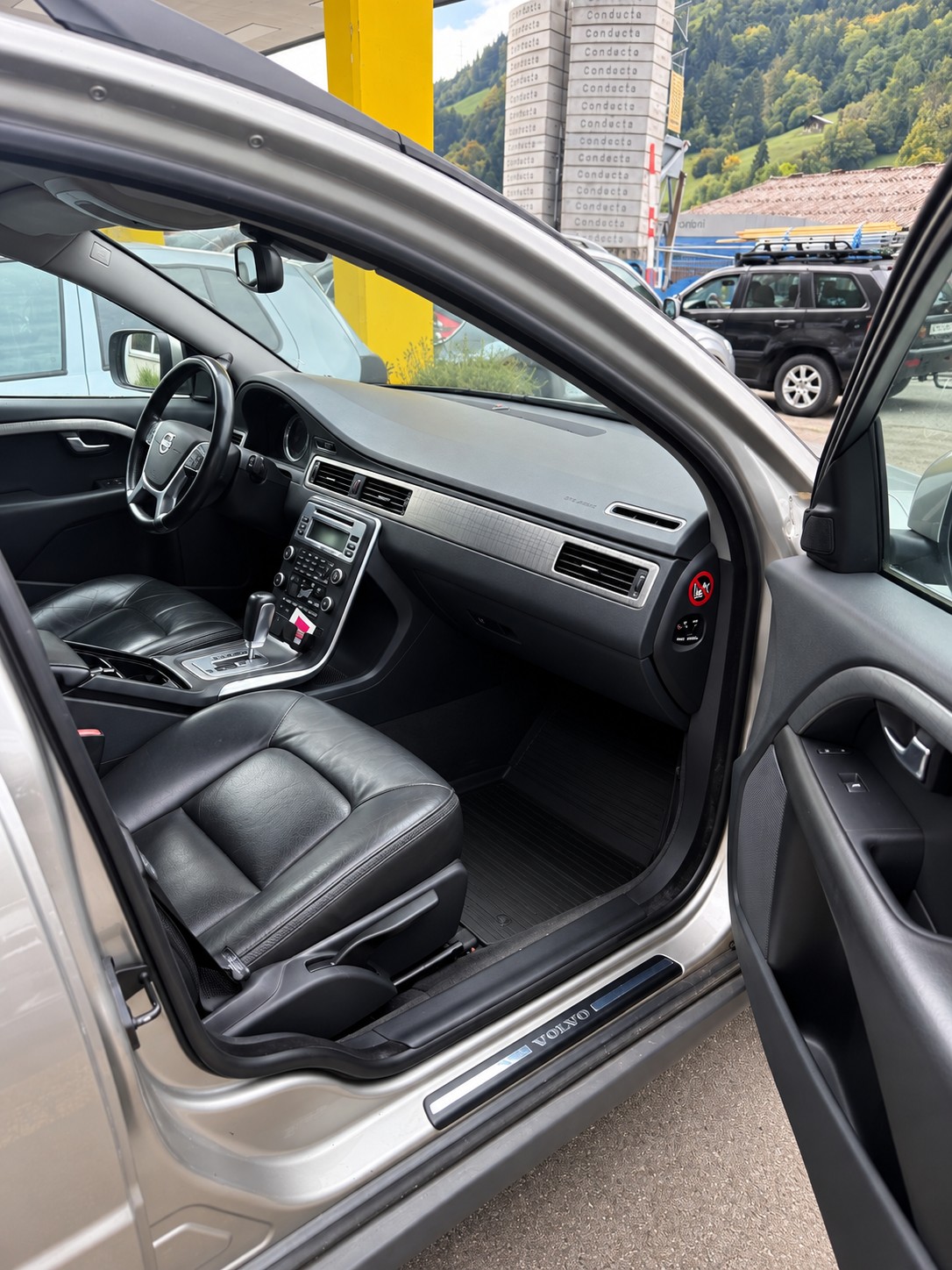 VOLVO XC70 D5 AWD Ocean Race Geartronic-image-8
