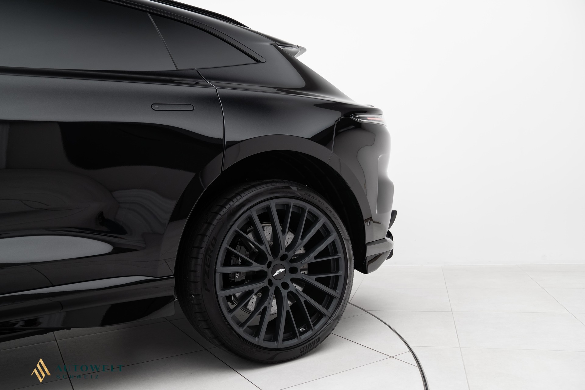 ASTON MARTIN DBX 707-image-6