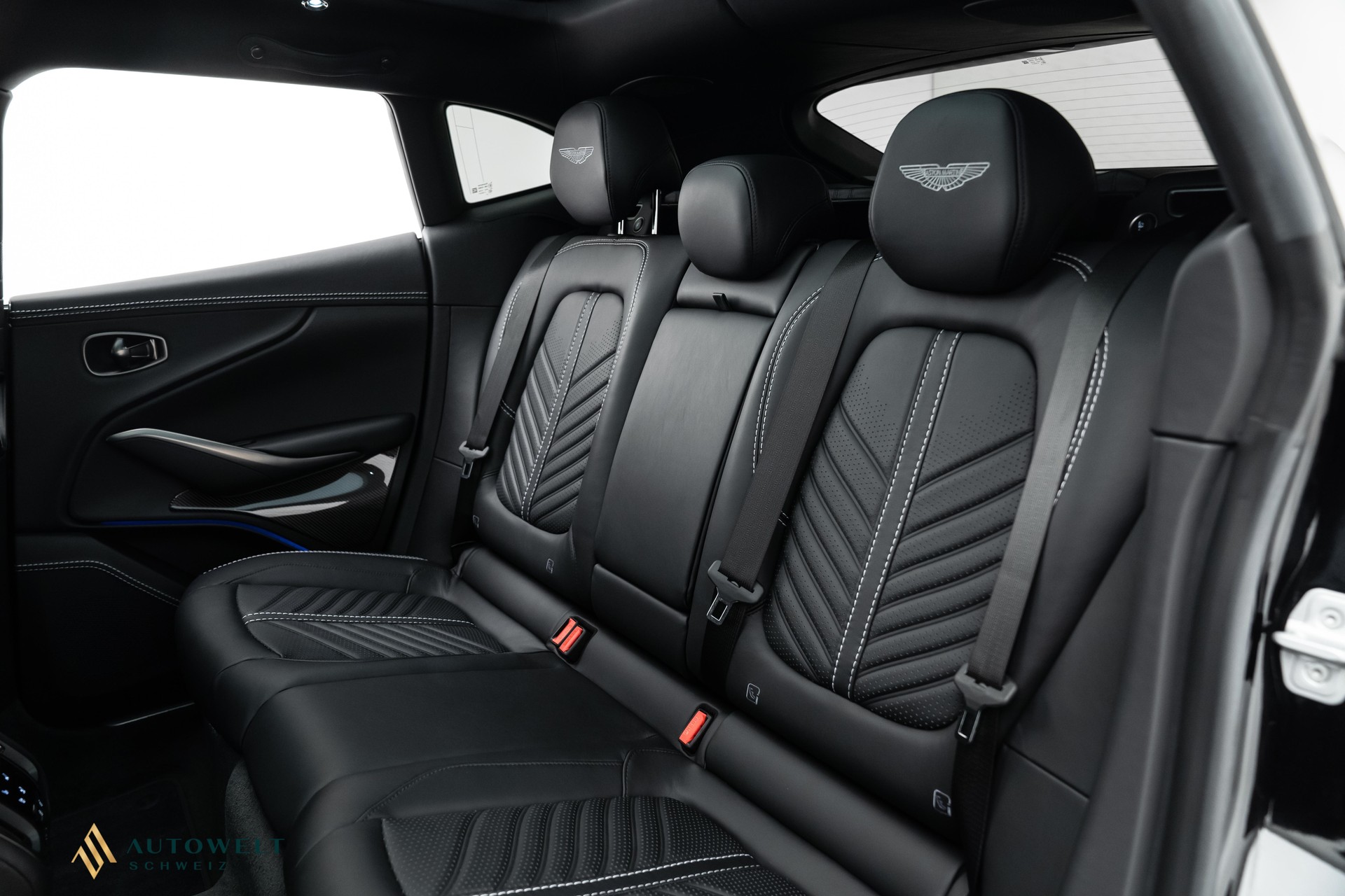 ASTON MARTIN DBX 707-image-20