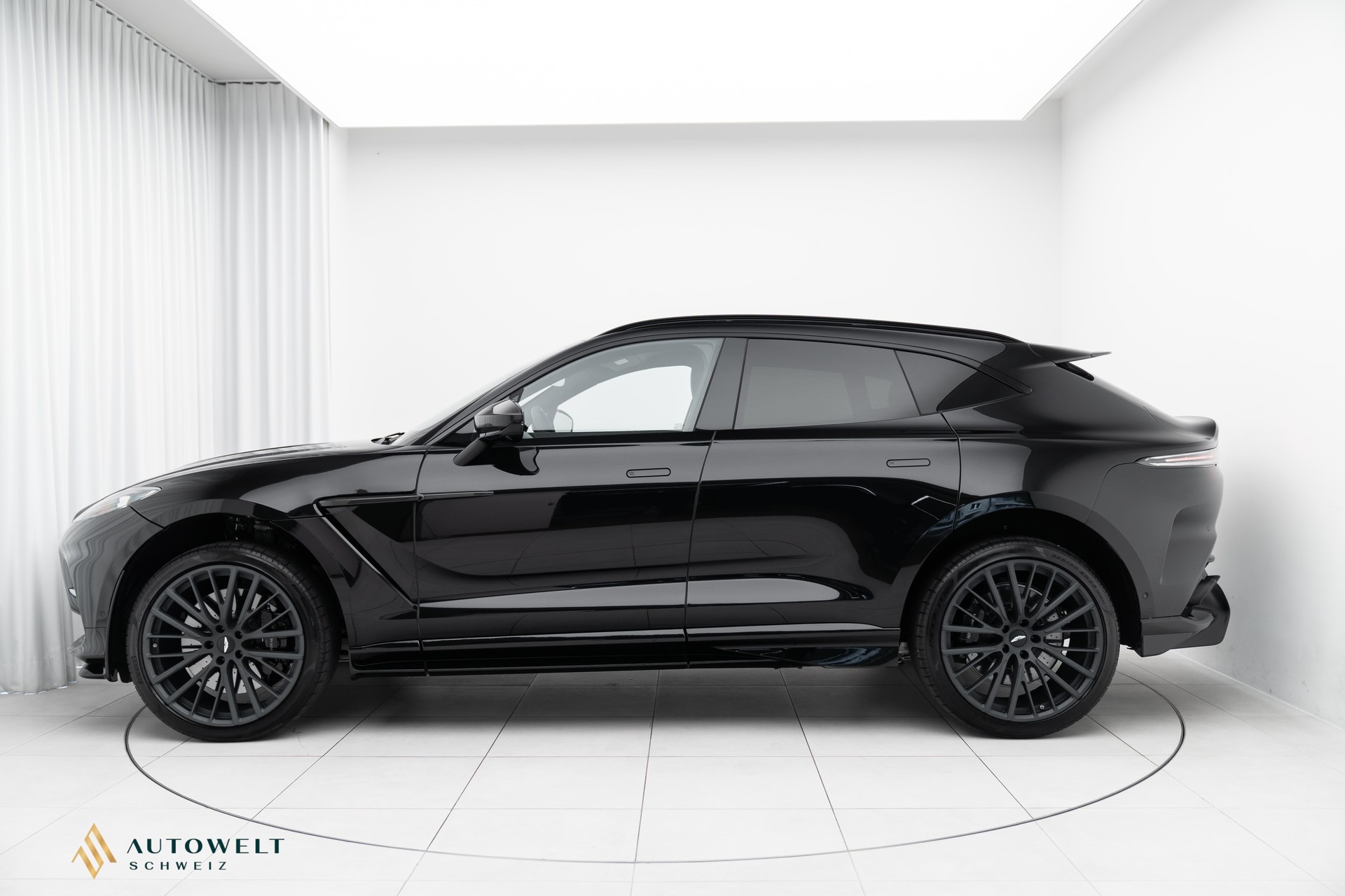 ASTON MARTIN DBX 707-showroom-element-1