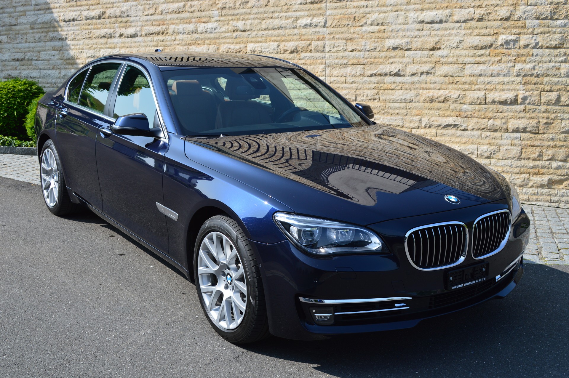 BMW 750i xDrive-image-2