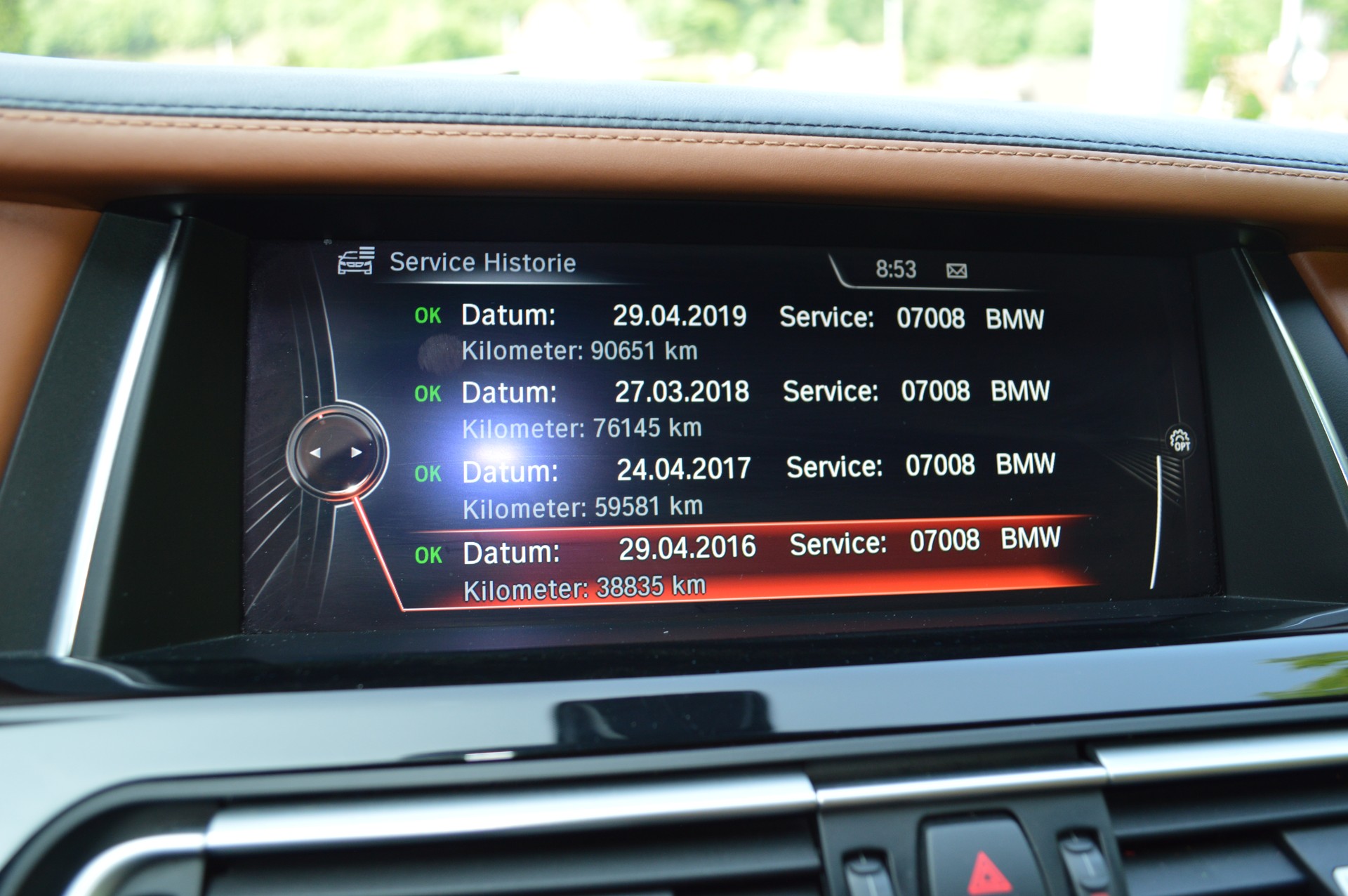 BMW 750i xDrive-image-10