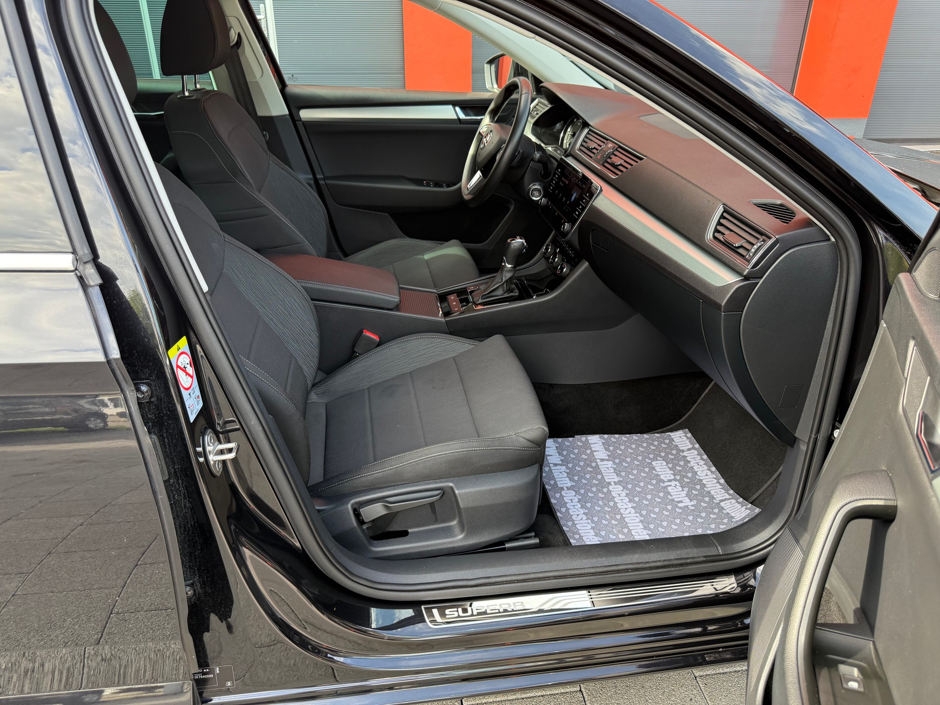 SKODA Superb Combi 2.0 TDi Ambition-image-11