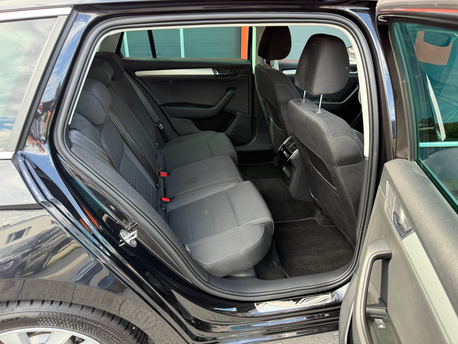 SKODA Superb Combi 2.0 TDi Ambition-image-12