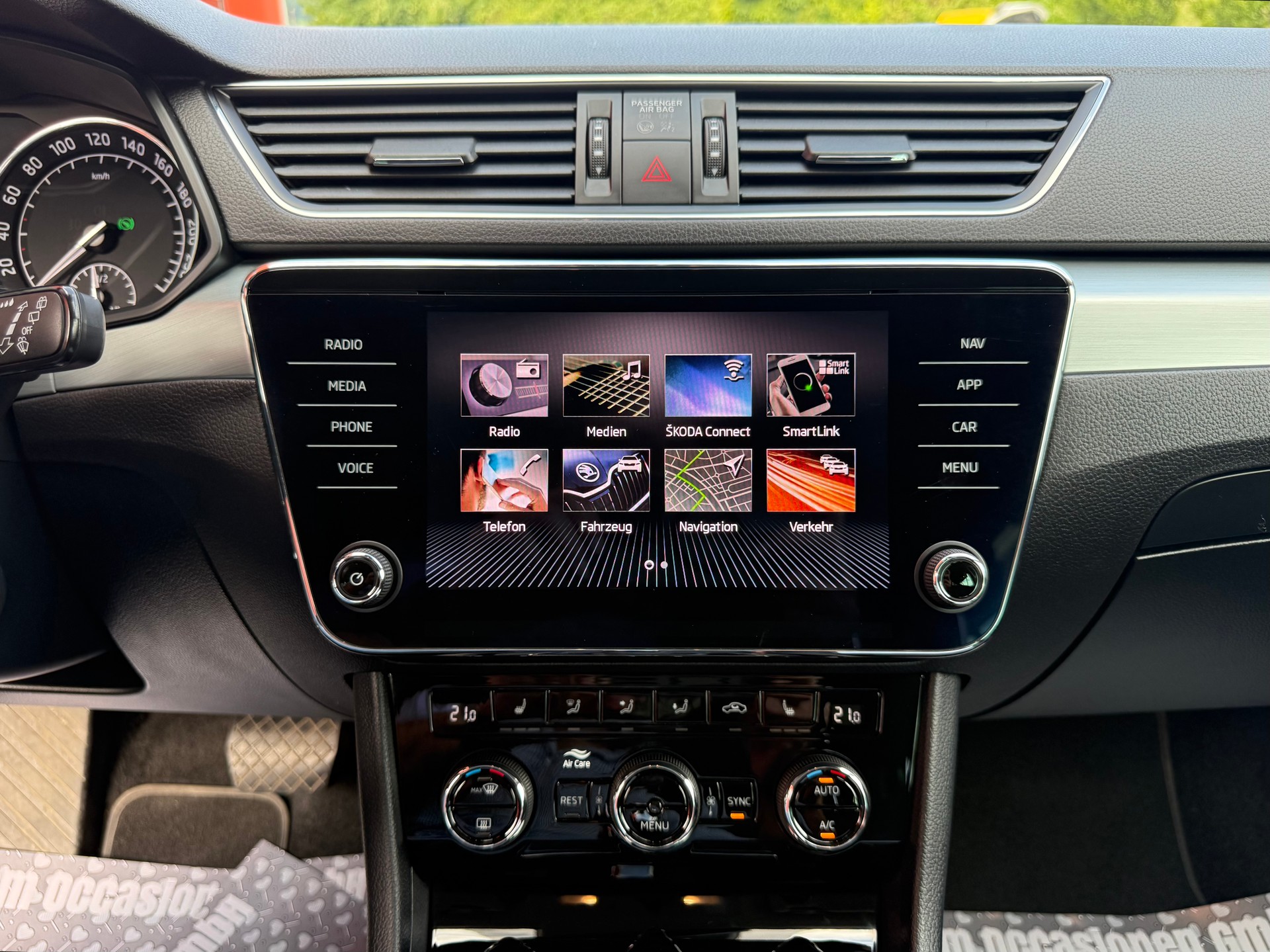 SKODA Superb Combi 2.0 TDi Ambition-image-7