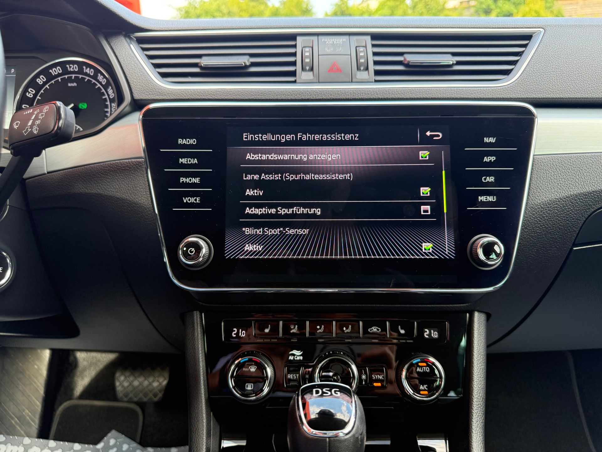 SKODA Superb Combi 2.0 TDi Ambition-image-8