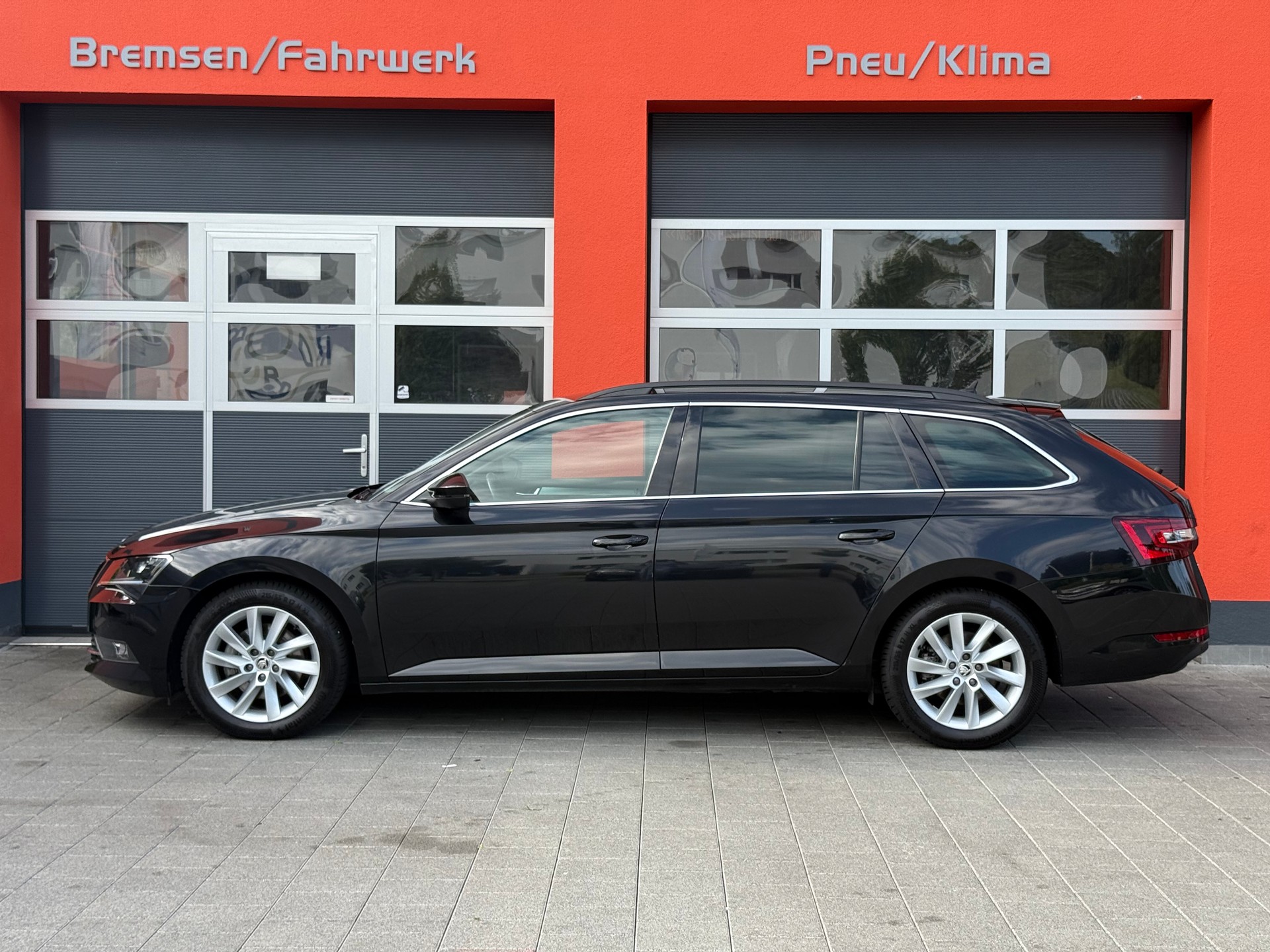 SKODA Superb Combi 2.0 TDi Ambition-showroom-element-1
