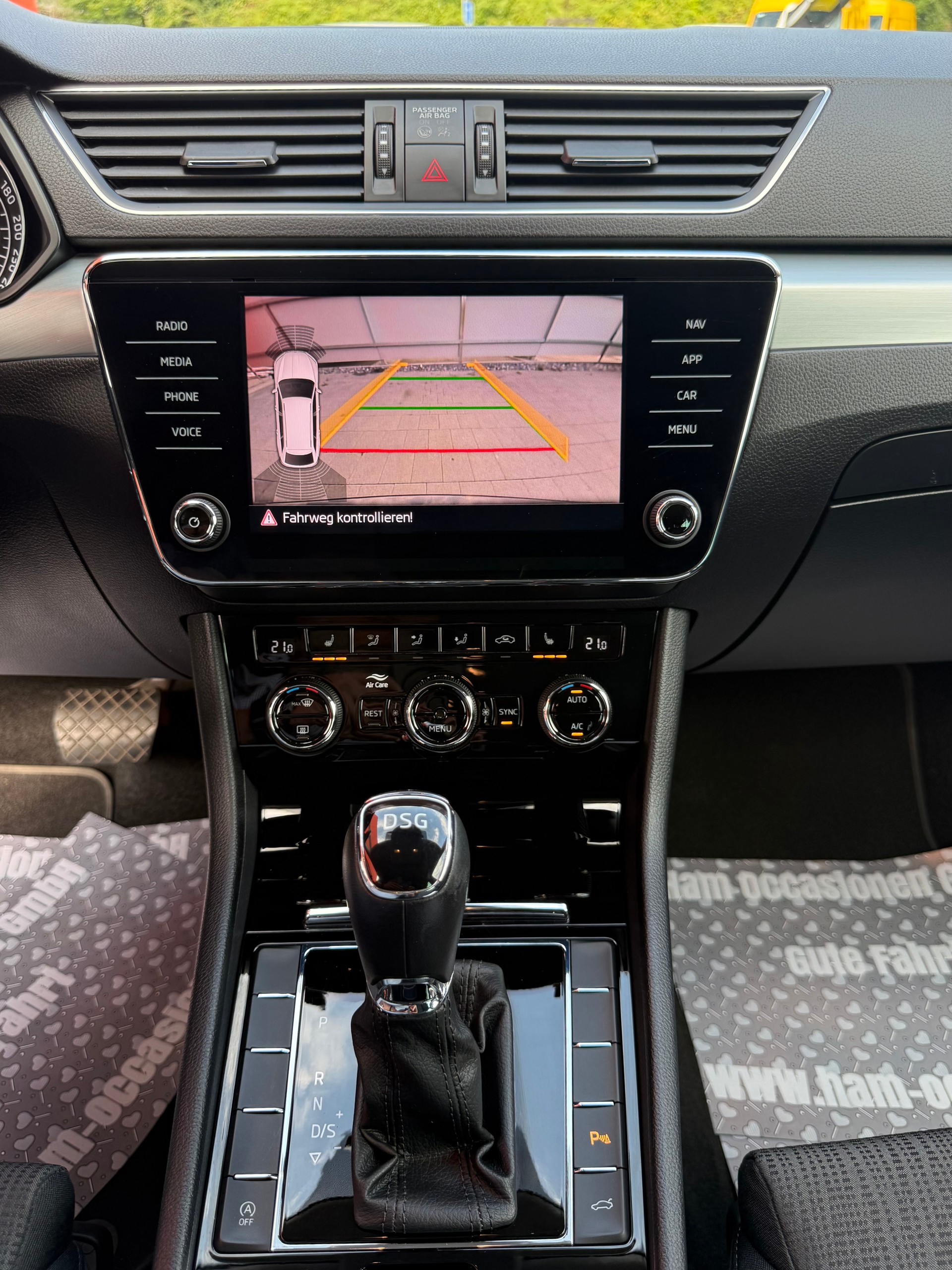 SKODA Superb Combi 2.0 TDi Ambition-image-6