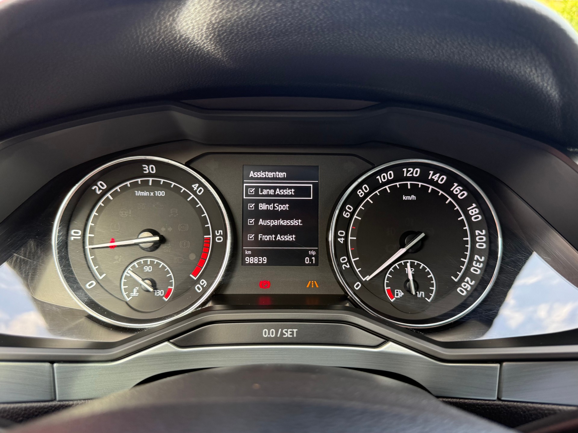 SKODA Superb Combi 2.0 TDi Ambition-image-9