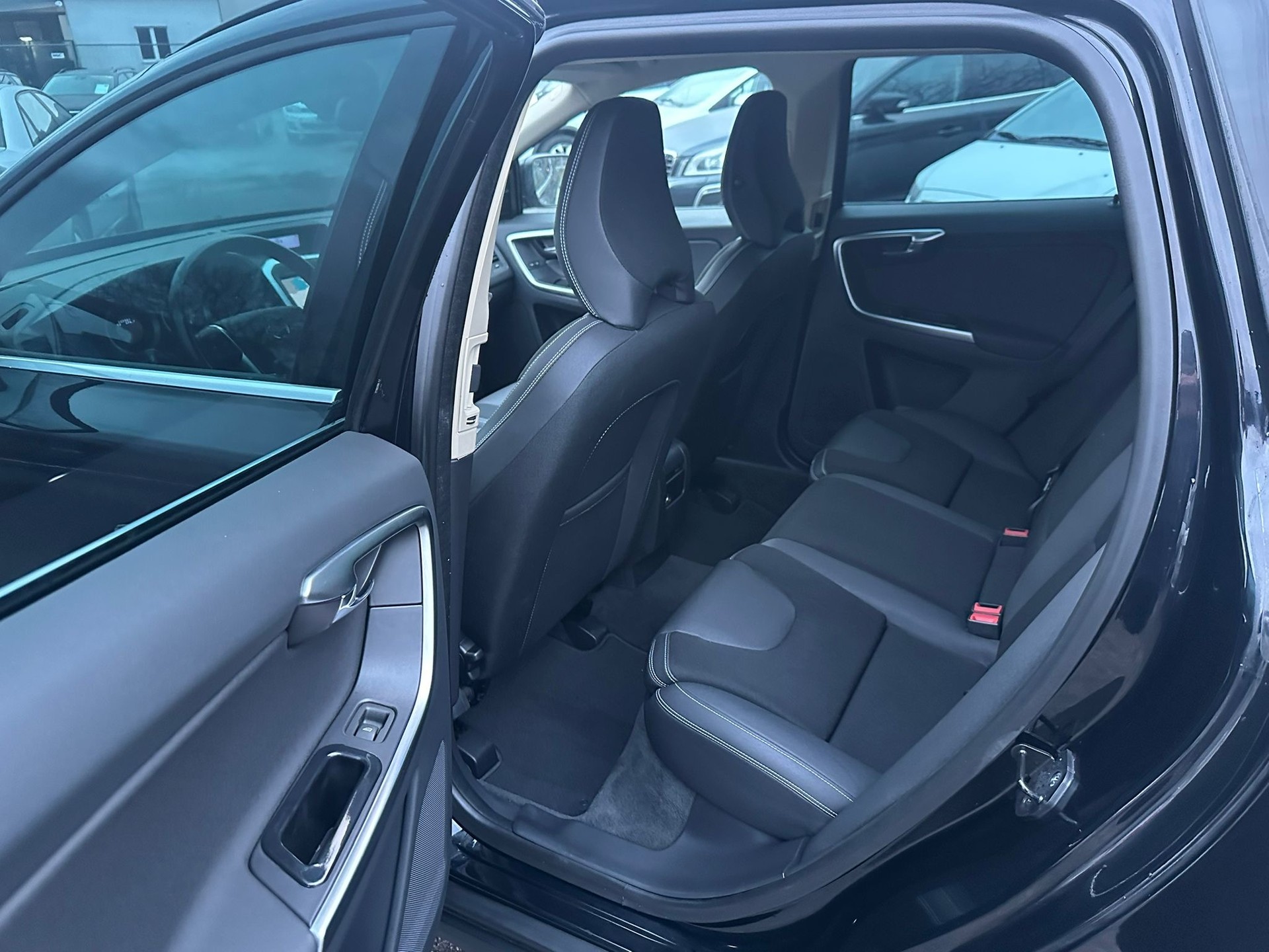 VOLVO XC60 D5 AWD Momentum Geartronic-image-8