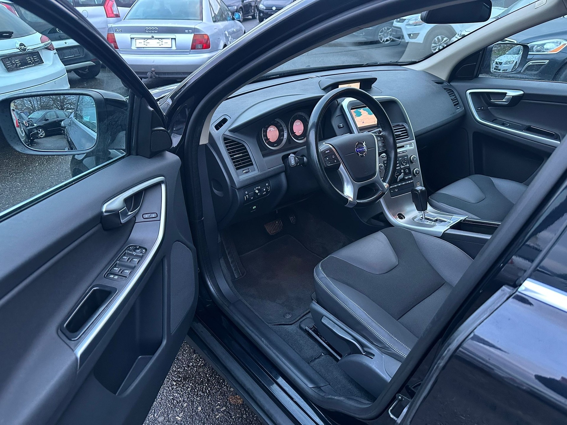 VOLVO XC60 D5 AWD Momentum Geartronic-image-7