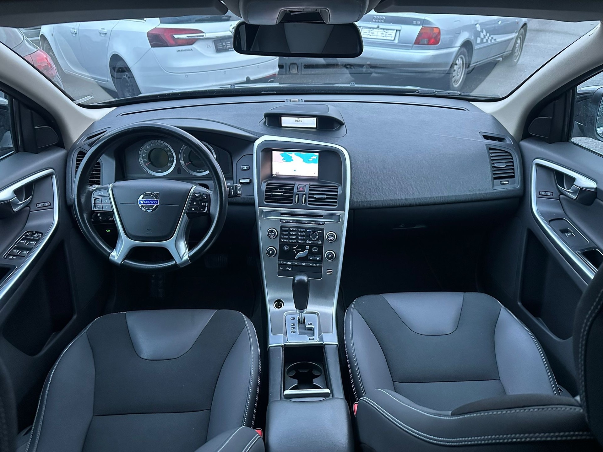 VOLVO XC60 D5 AWD Momentum Geartronic-image-9