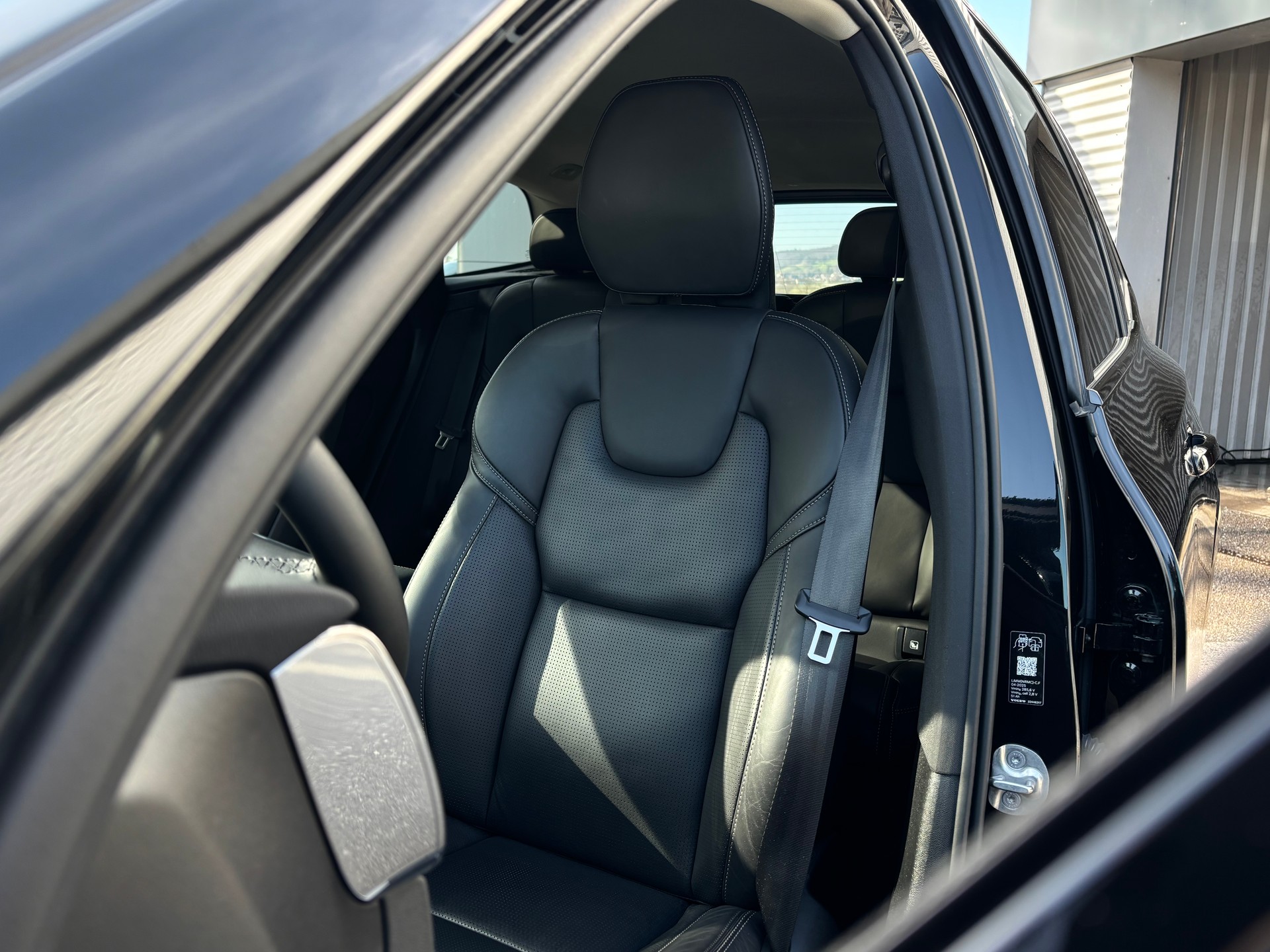 VOLVO XC60 2.0 T8 TE Plus Dark eAWD-showroom-element-3